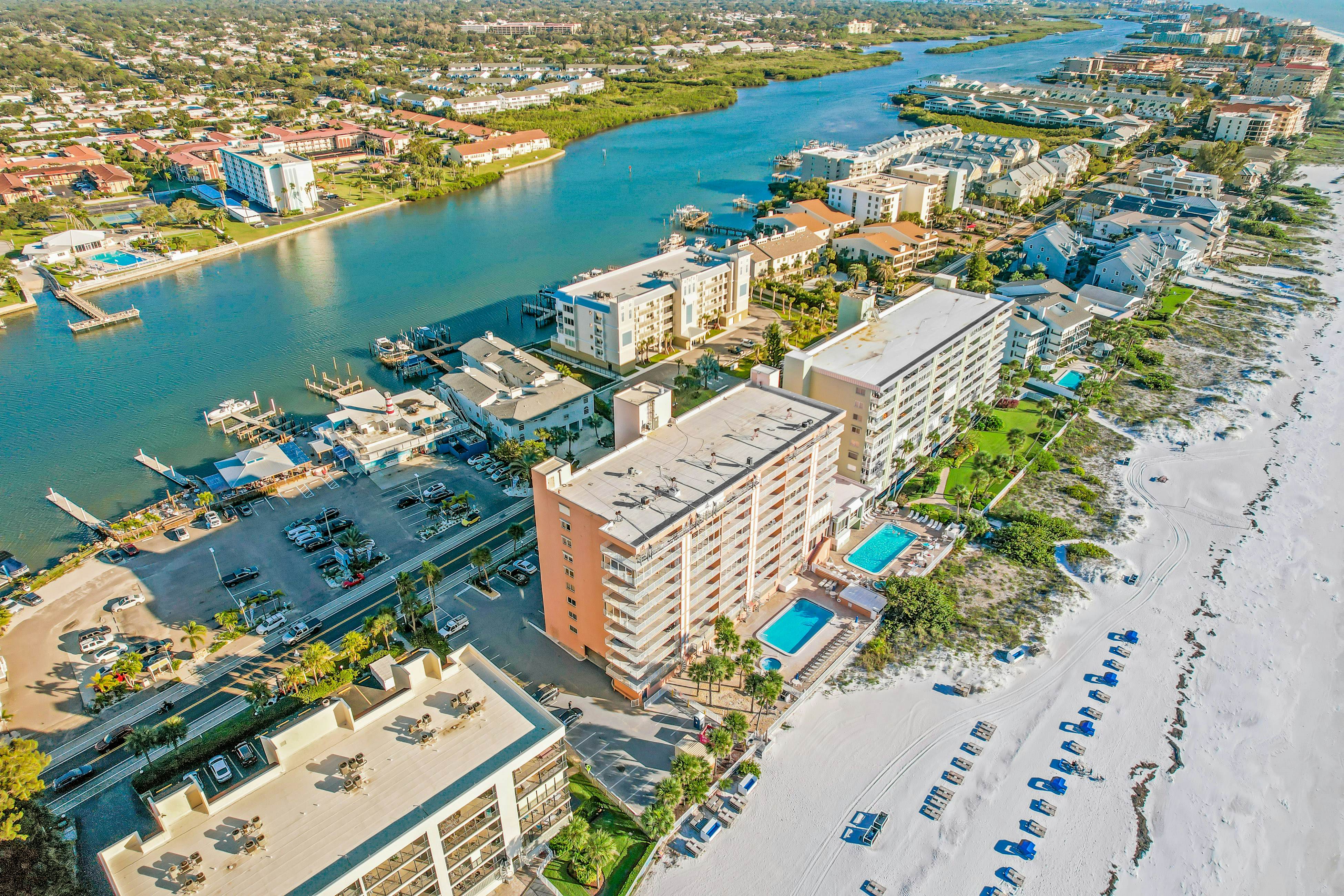 Beachfront condo with amazing Gulf views, pool, hot tub, grills, balcony, & WiFi
