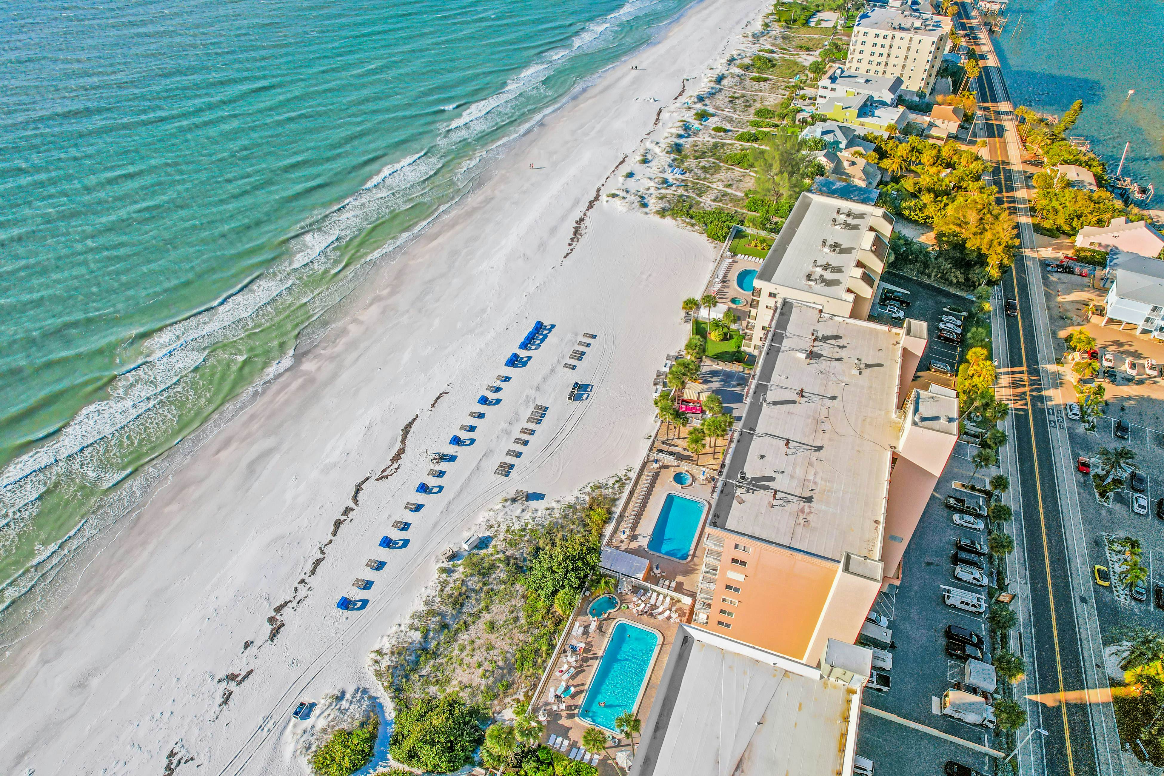 Beachfront condo with amazing Gulf views, pool, hot tub, grills, balcony, & WiFi