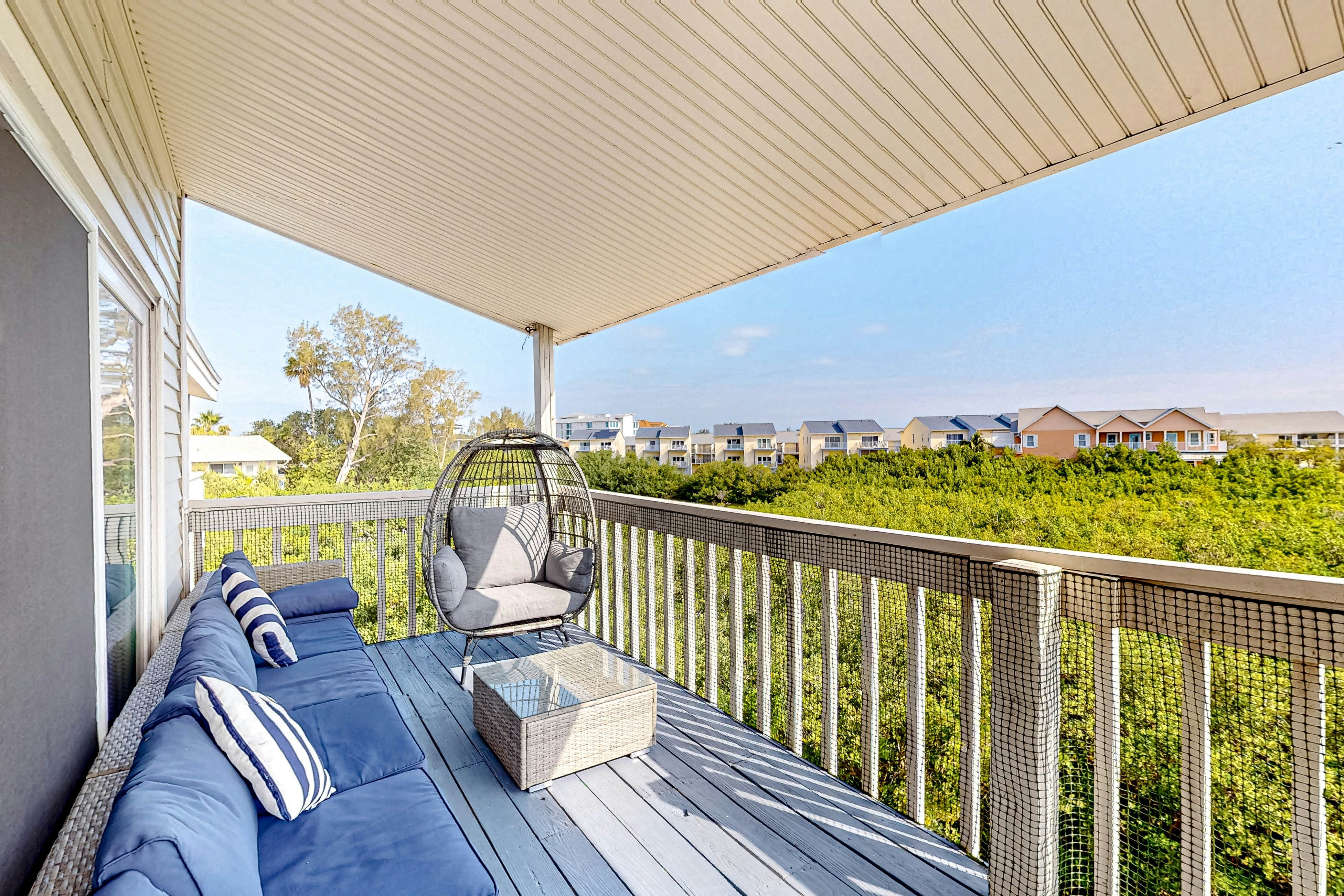 Water views and across the street from Gulf of Mexico, Loft, AC, Beach Gear