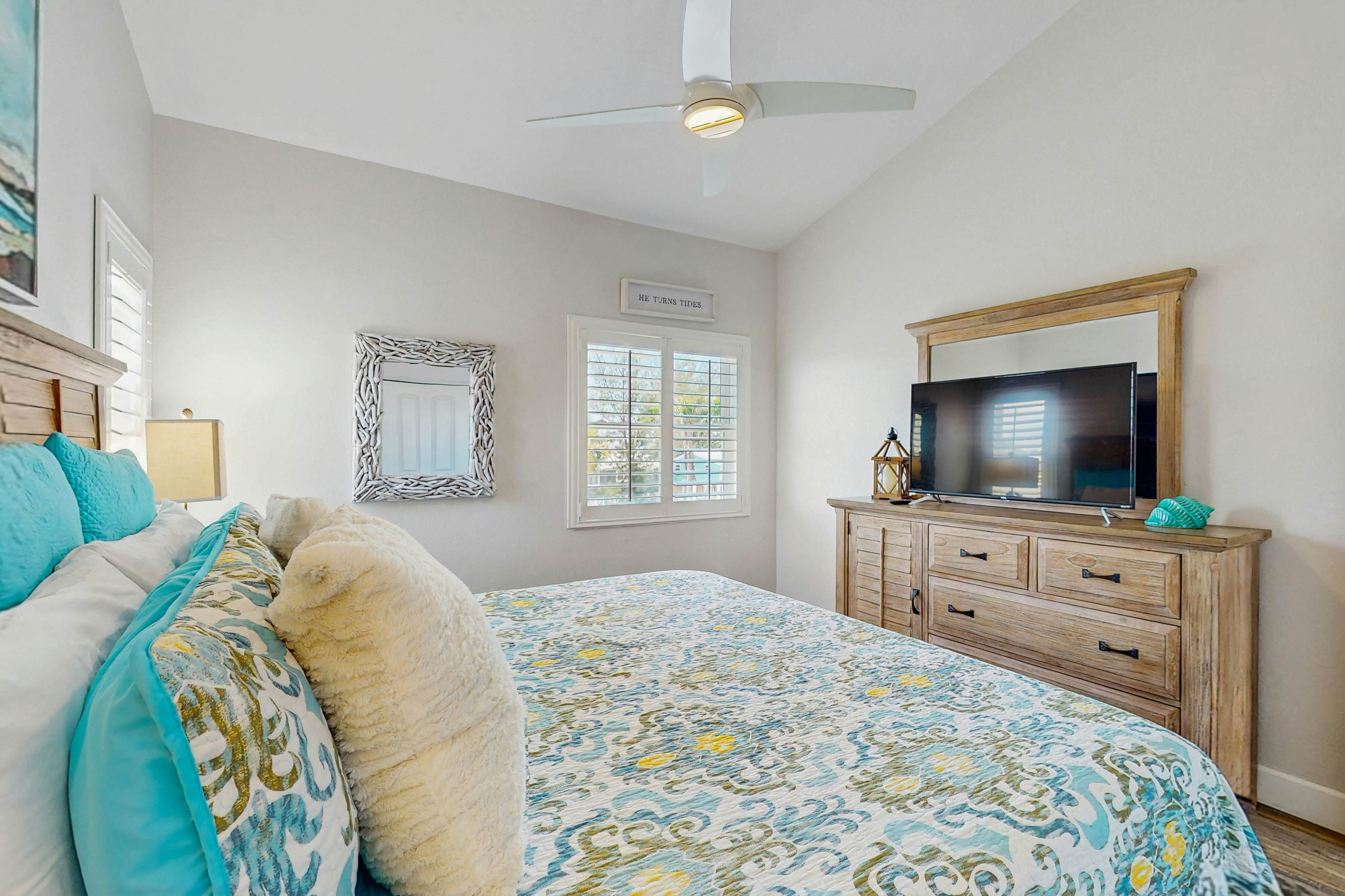 Tropical gem with pool - steps to beach - water-view balcony, private W/D & AC