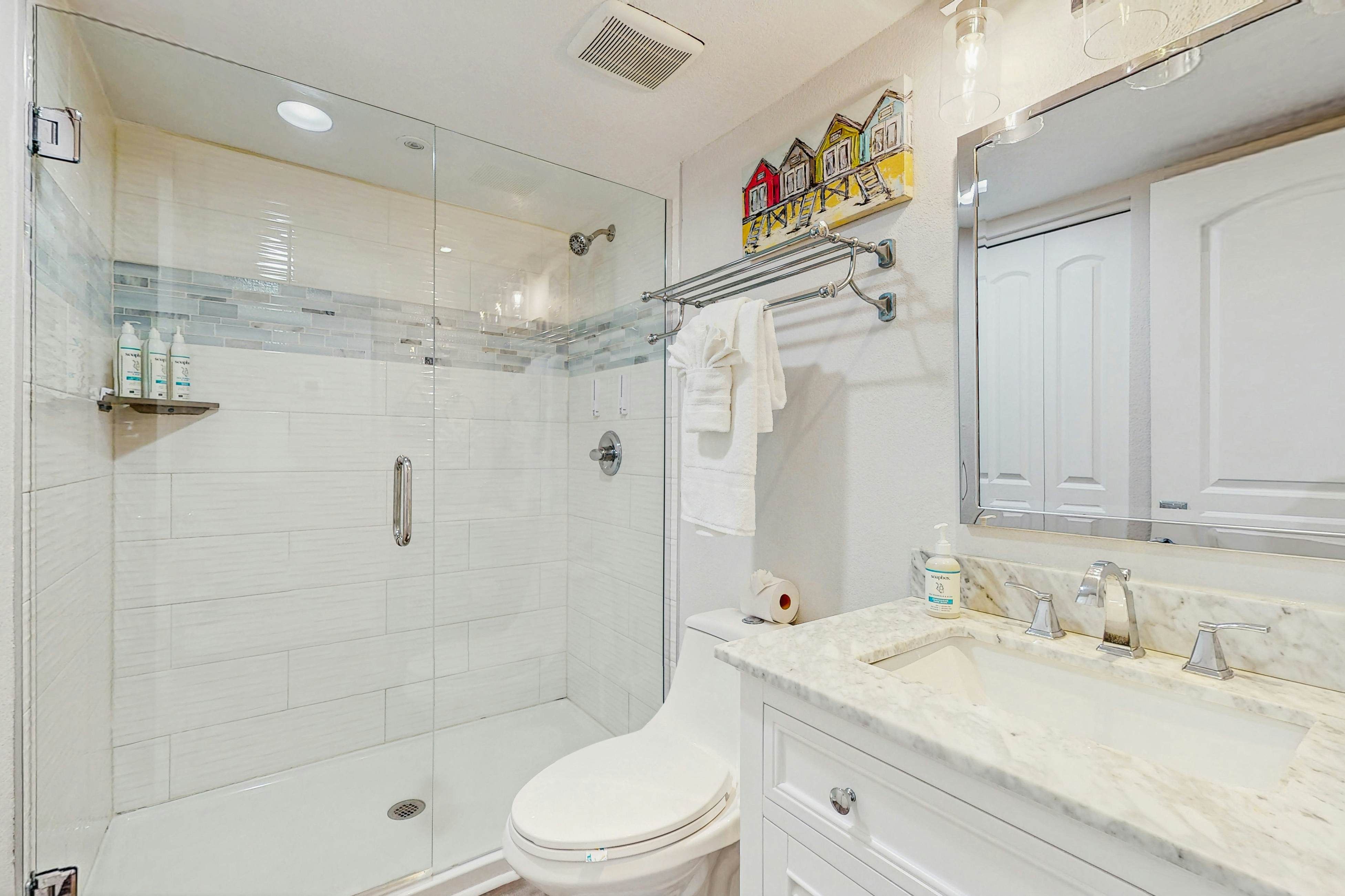 Tropical gem with pool - steps to beach - water-view balcony, private W/D & AC