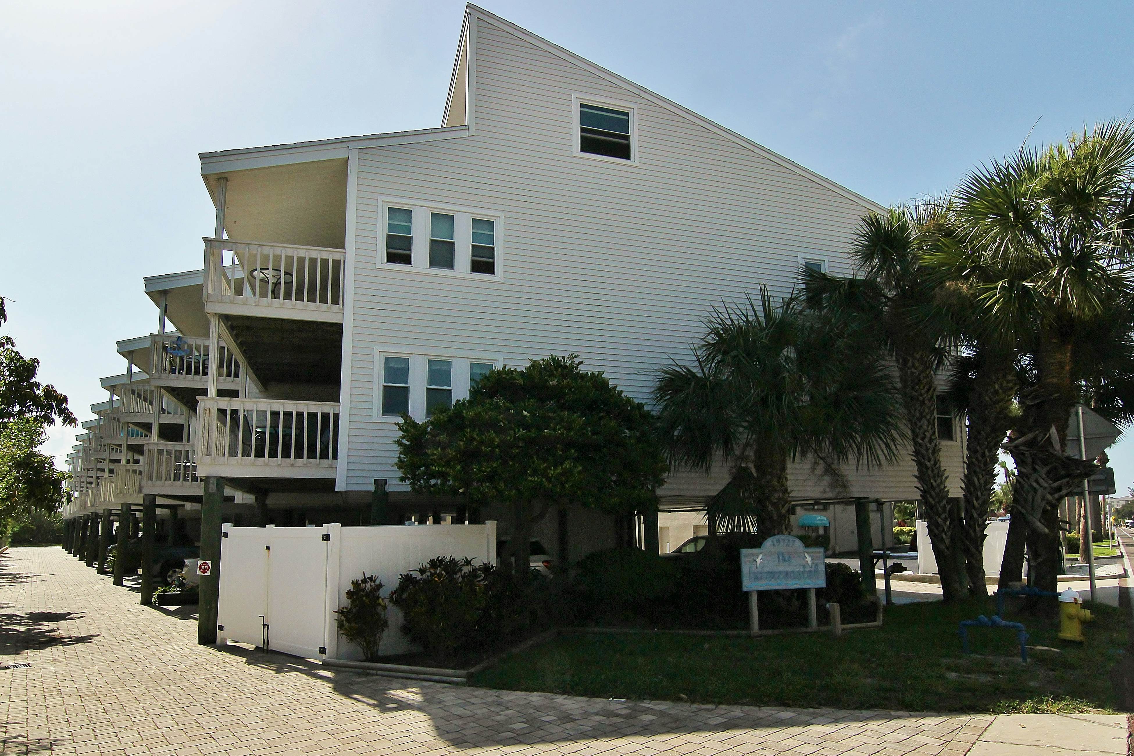 Tropical gem with pool - steps to beach - water-view balcony, private W/D & AC