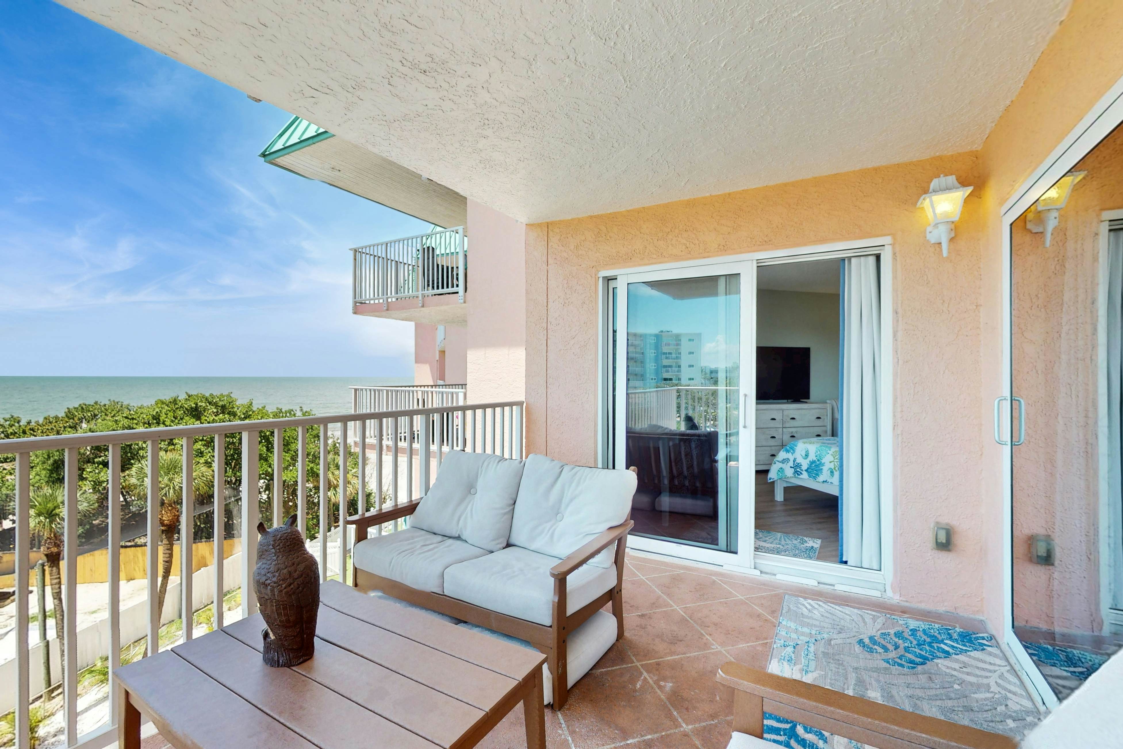 Upscale condo with gorgeous Gulf views & beachfront heated pool & spa
