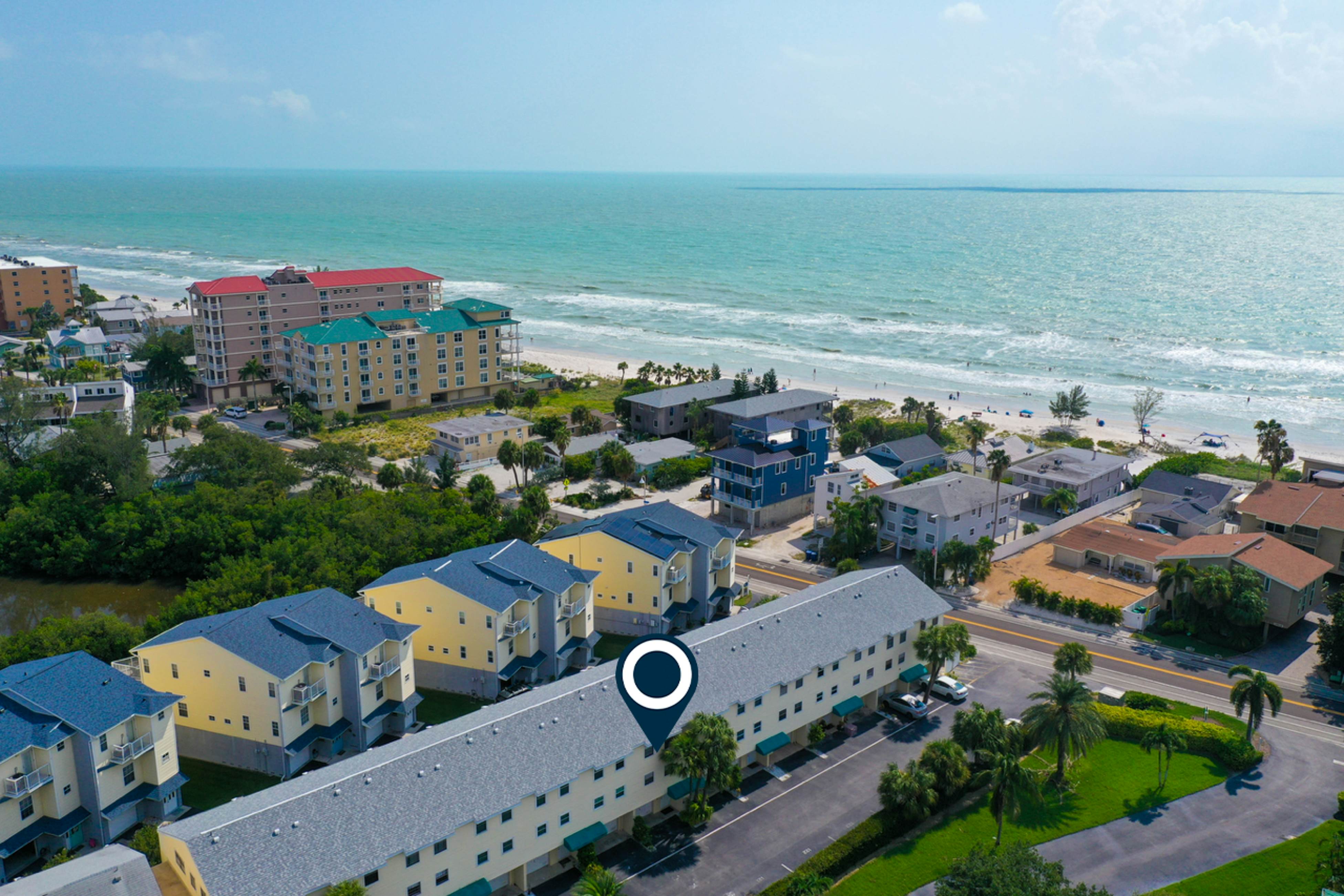 Family friendly townhome steps from the Gulf and beaches, WIFI, AC