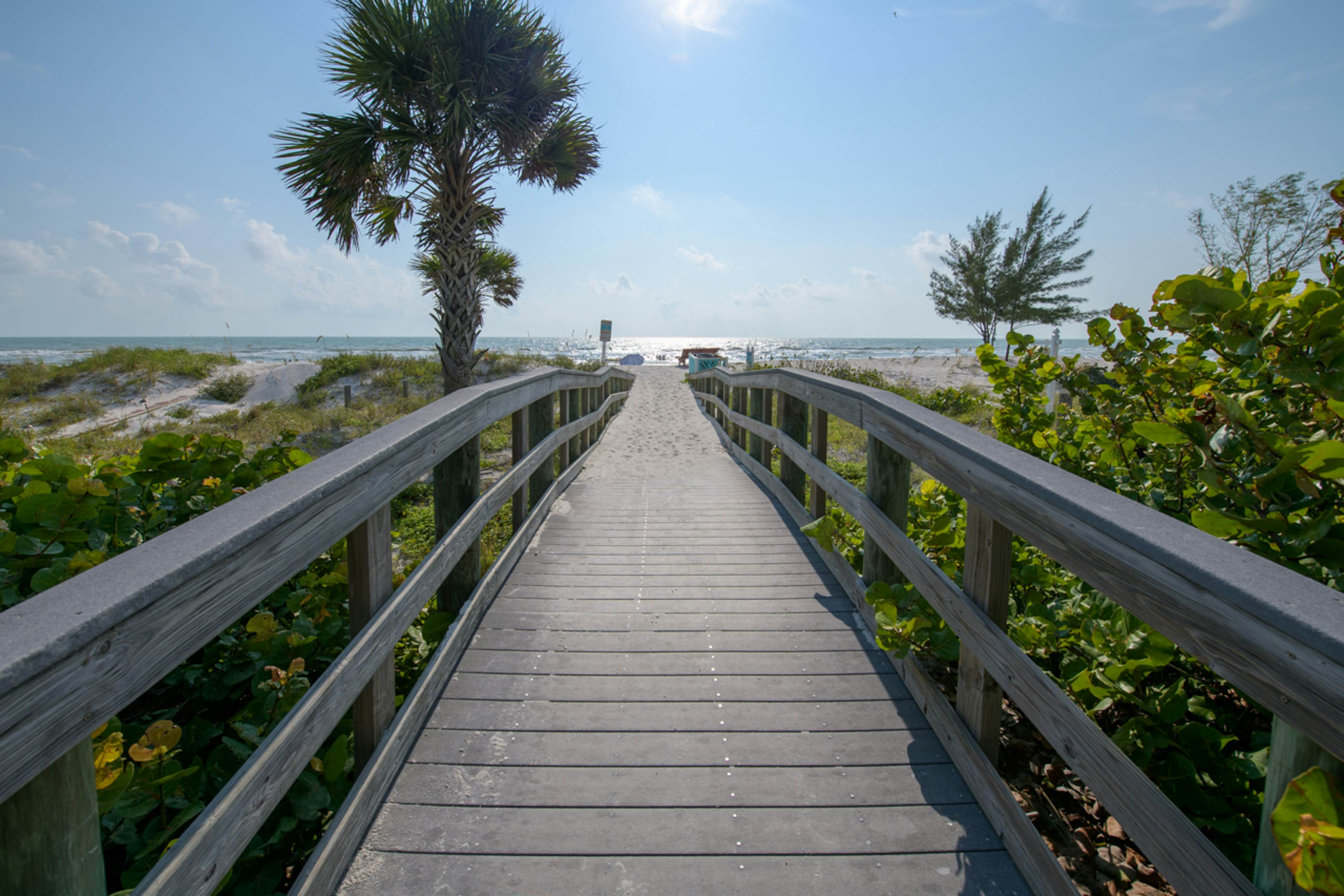 Family friendly townhome steps from the Gulf and beaches, WIFI, AC