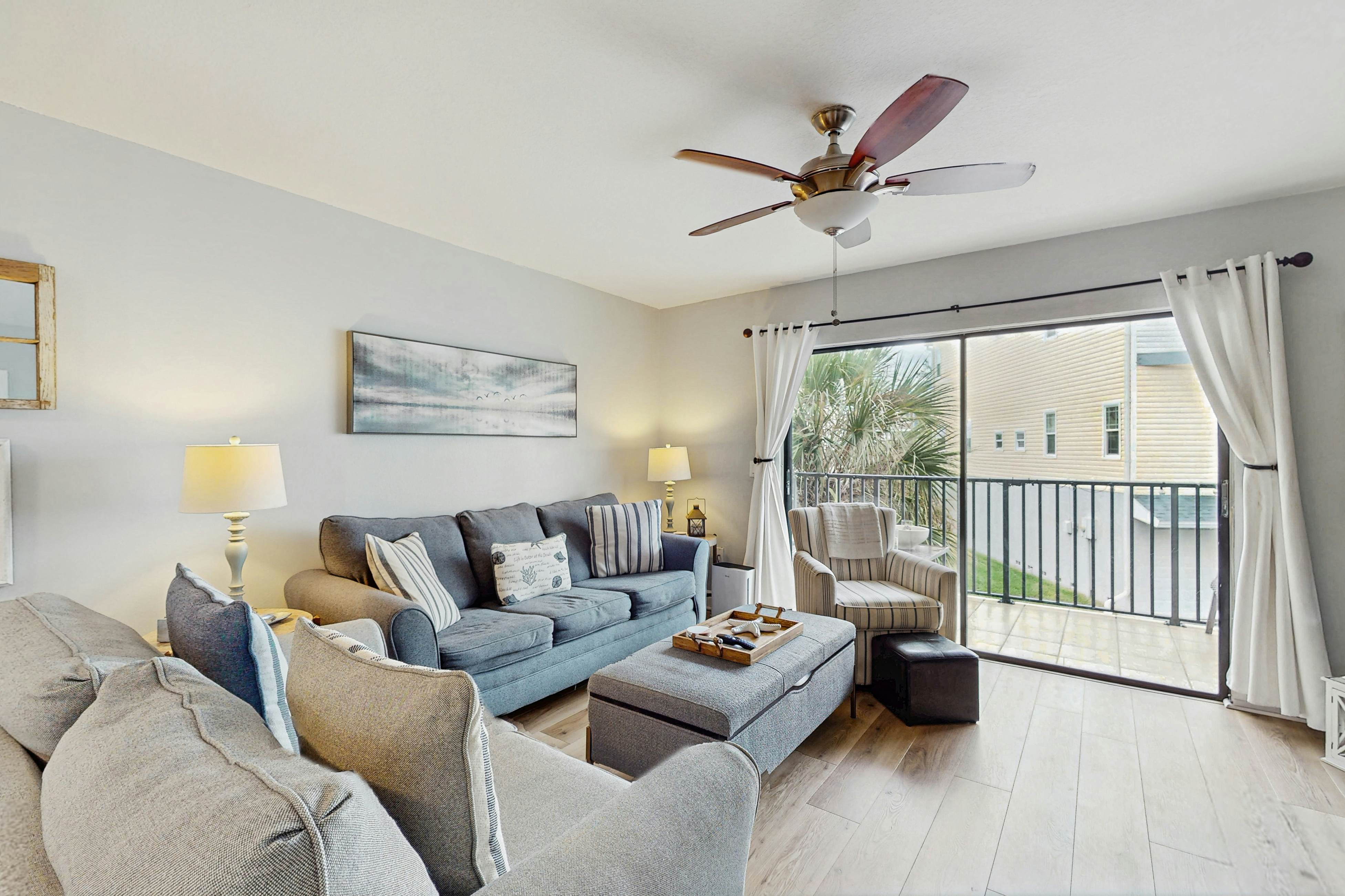 Family friendly townhome steps from the Gulf and beaches, WIFI, AC