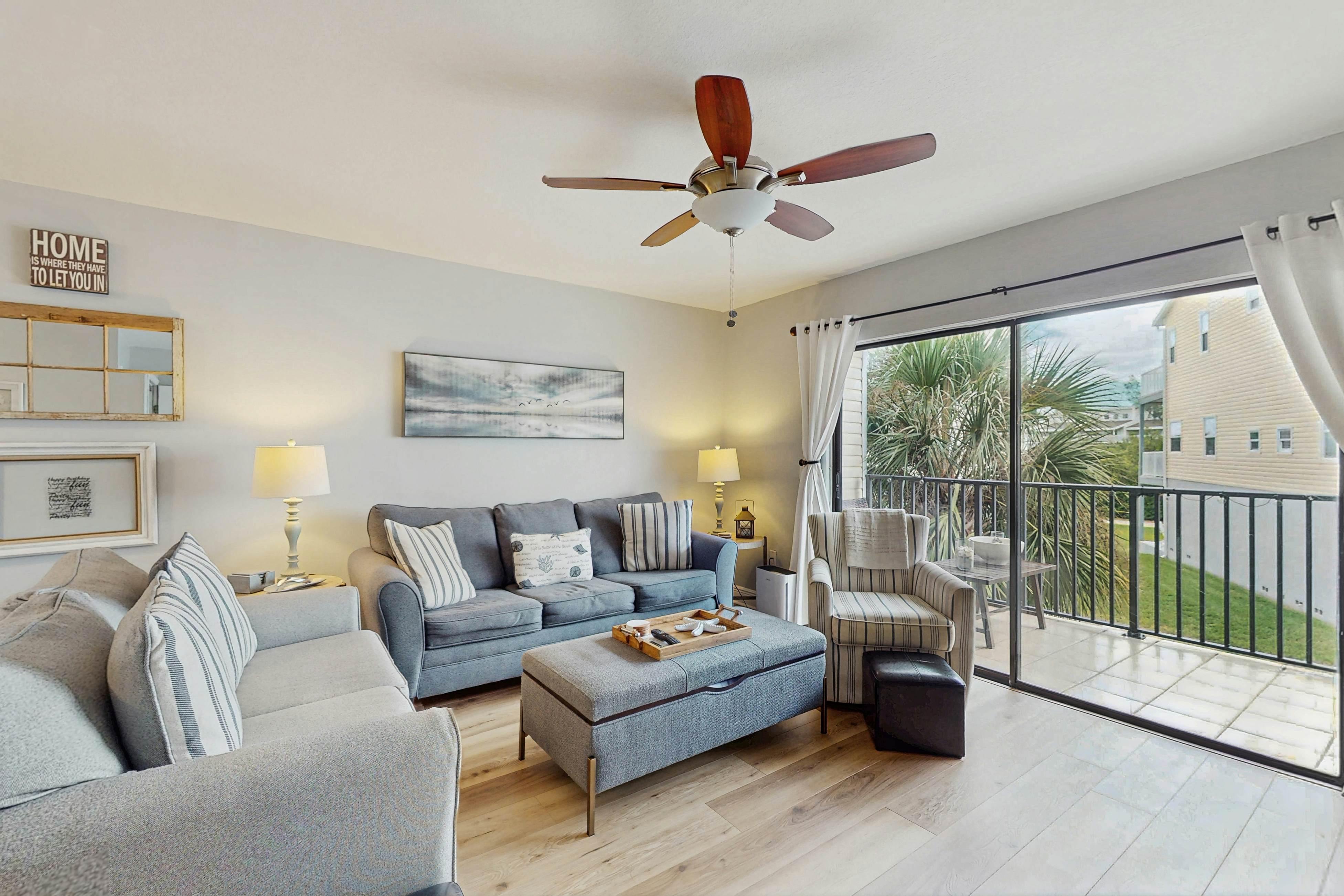 Family friendly townhome steps from the Gulf and beaches, WIFI, AC