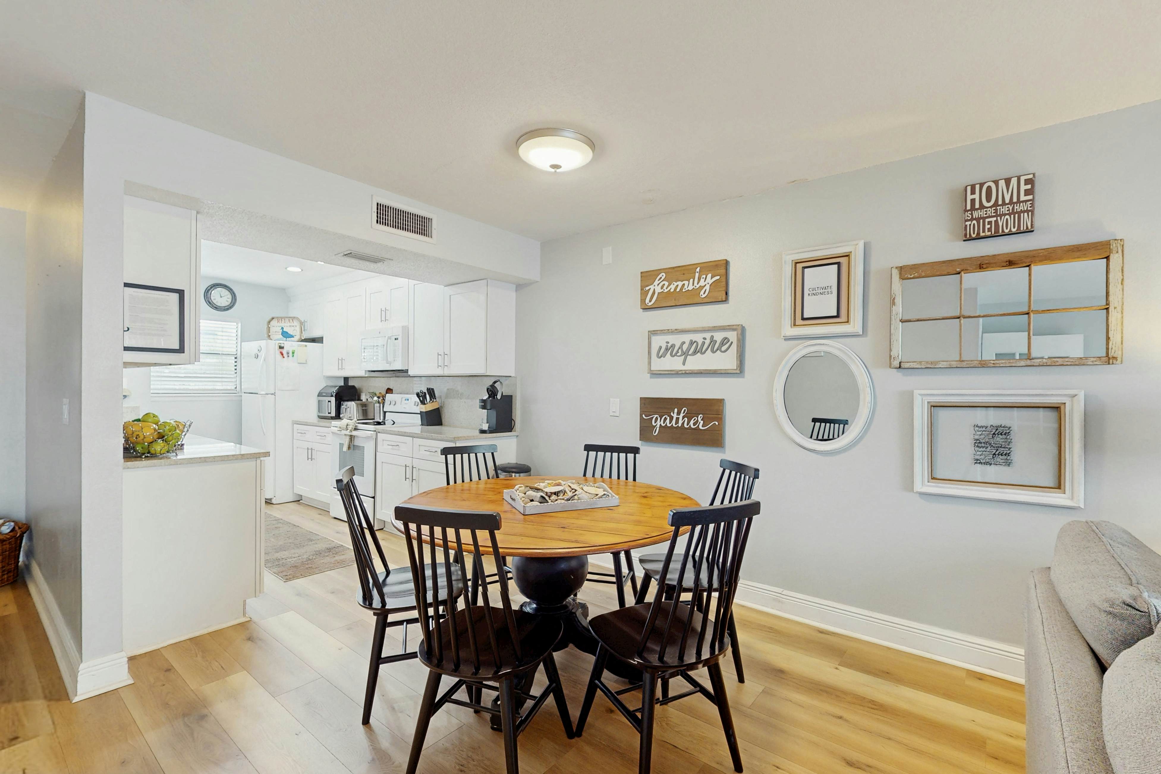 Family friendly townhome steps from the Gulf and beaches, WIFI, AC