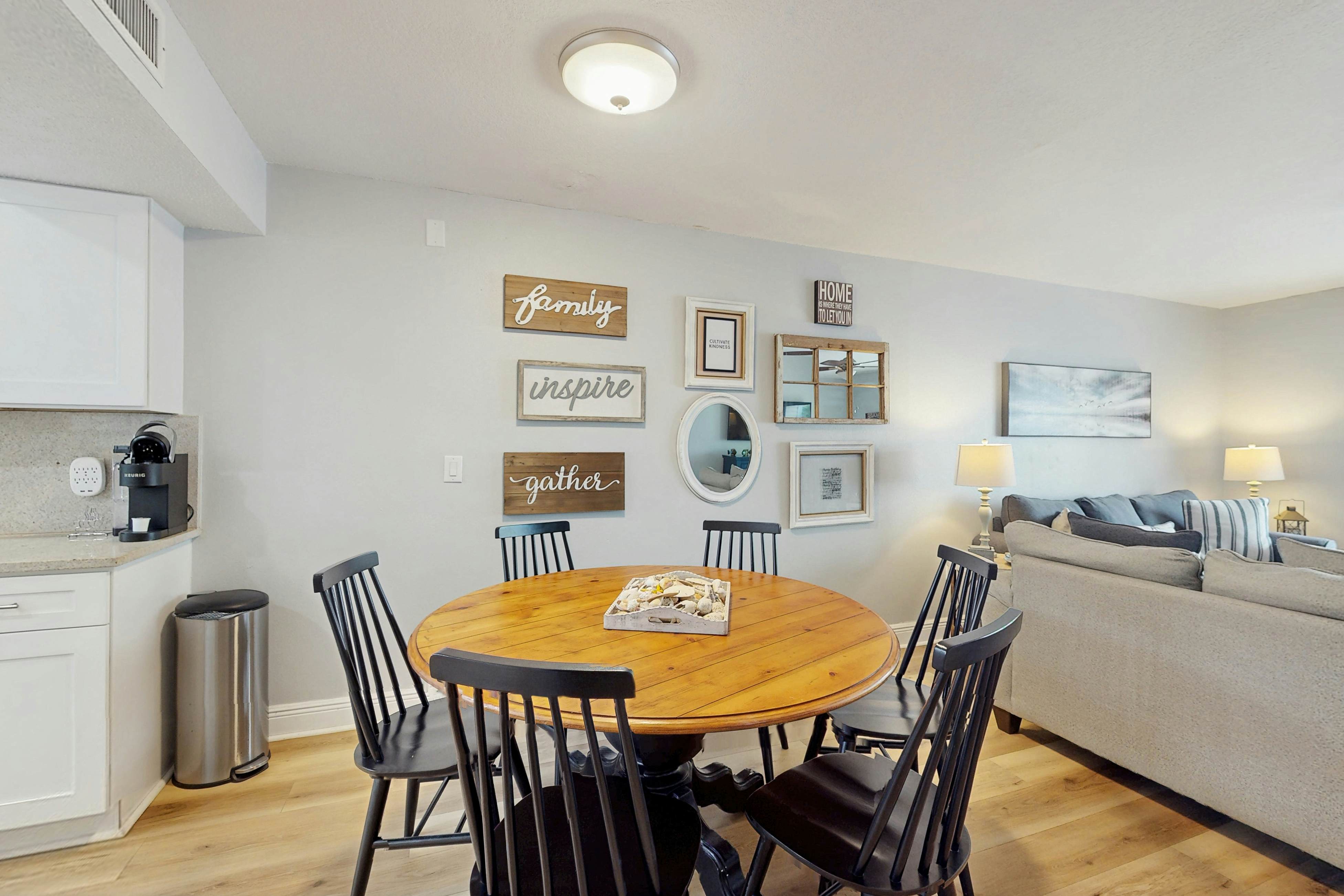 Family friendly townhome steps from the Gulf and beaches, WIFI, AC