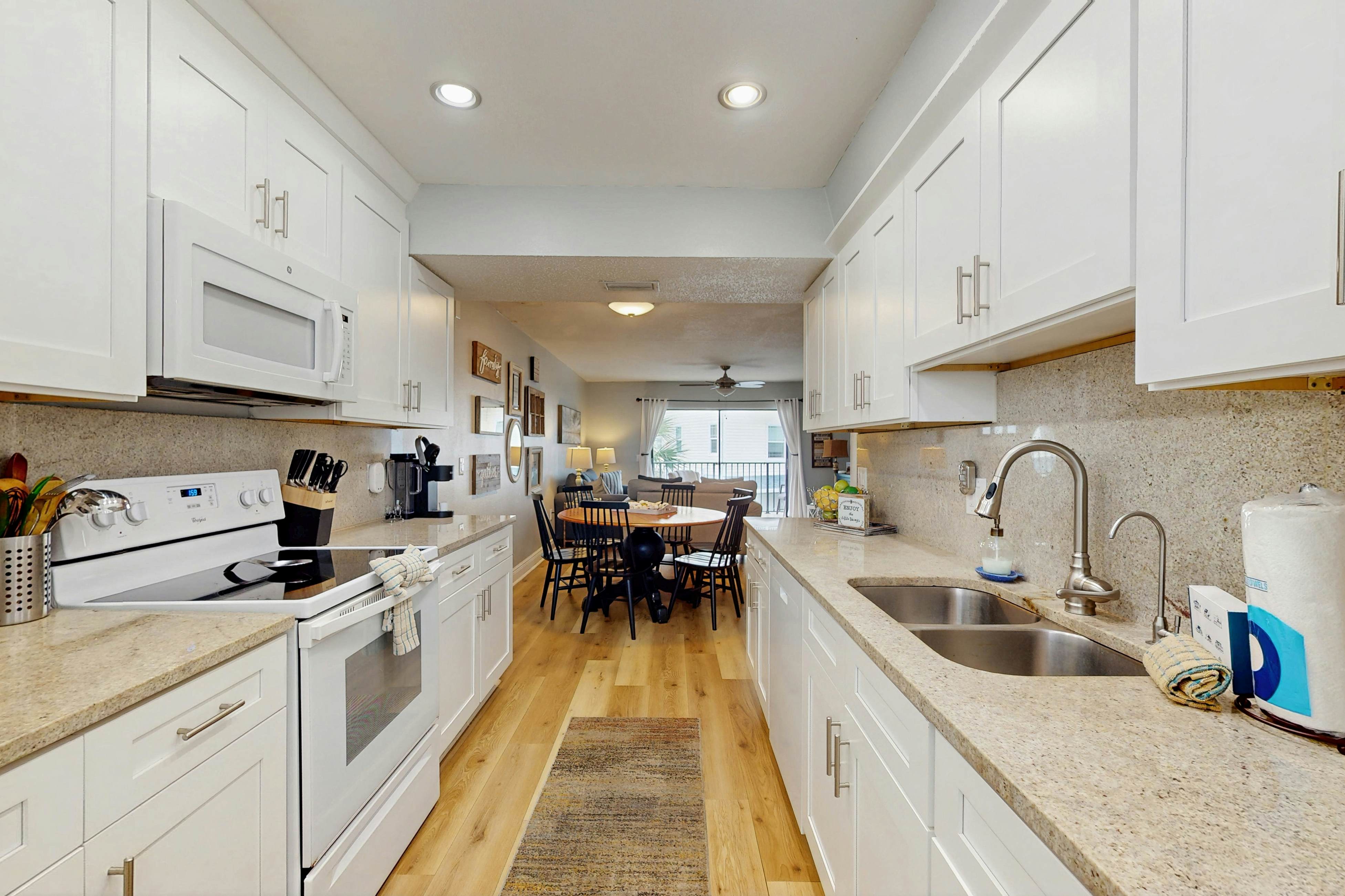 Family friendly townhome steps from the Gulf and beaches, WIFI, AC