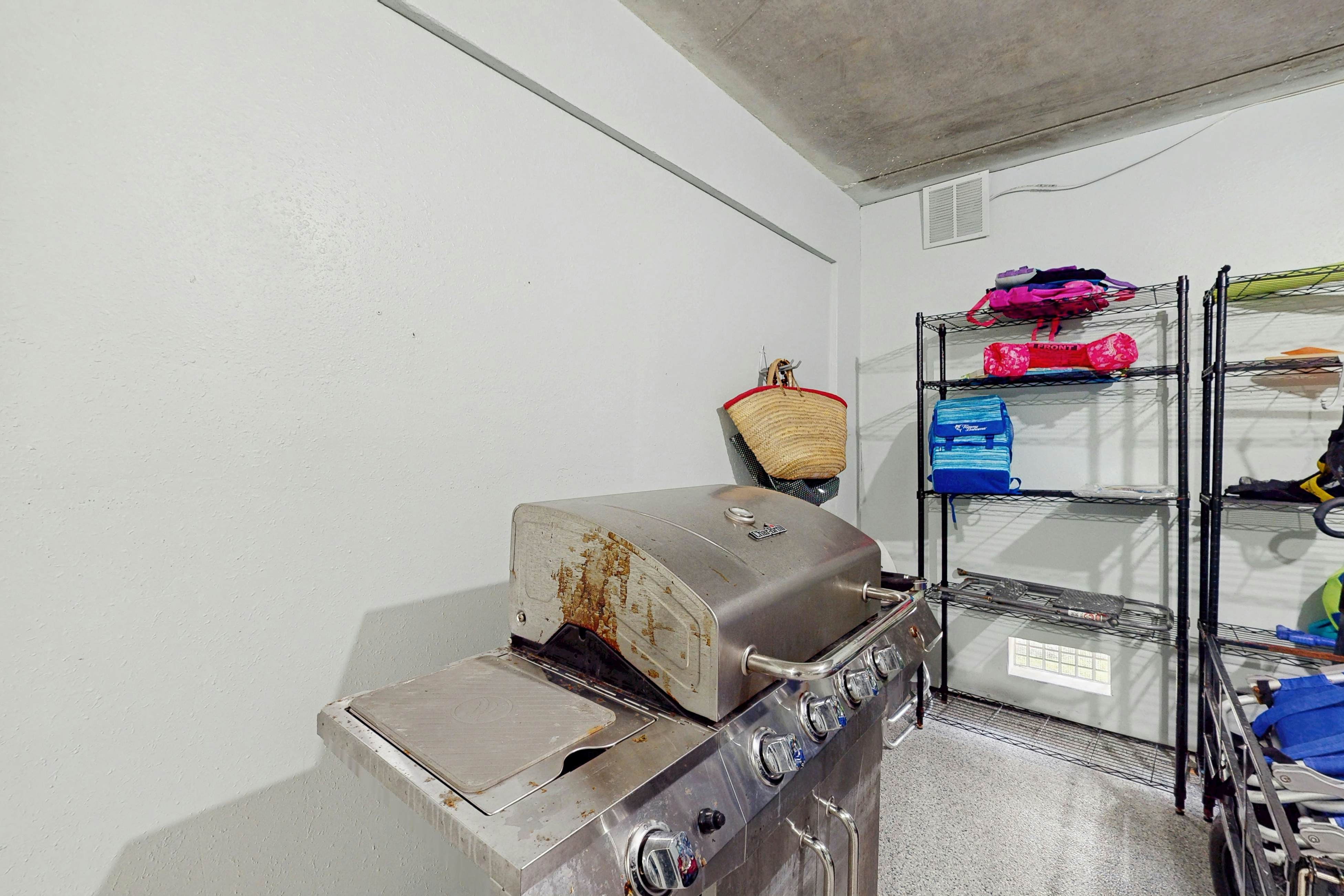 Family friendly townhome steps from the Gulf and beaches, WIFI, AC