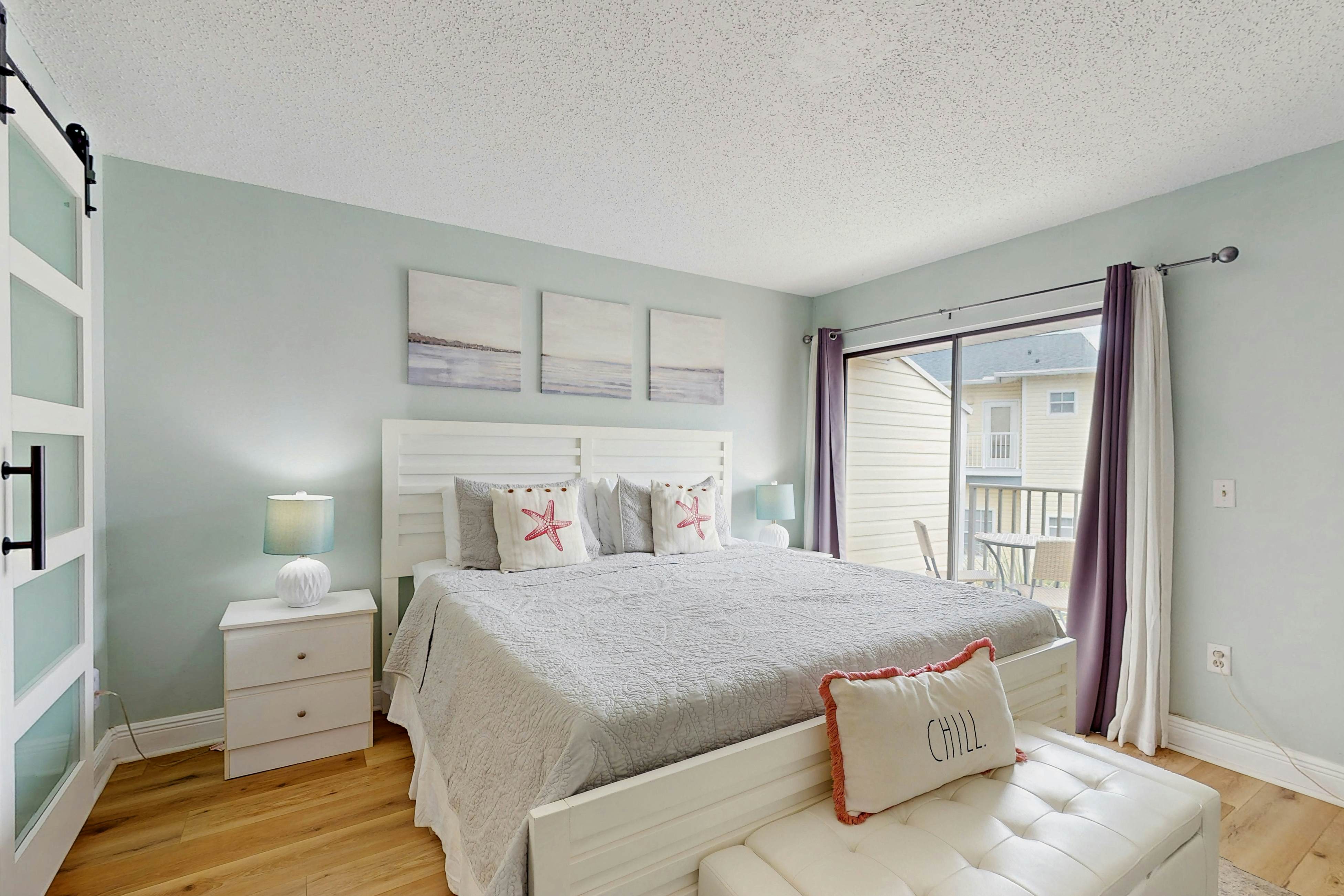 Family friendly townhome steps from the Gulf and beaches, WIFI, AC