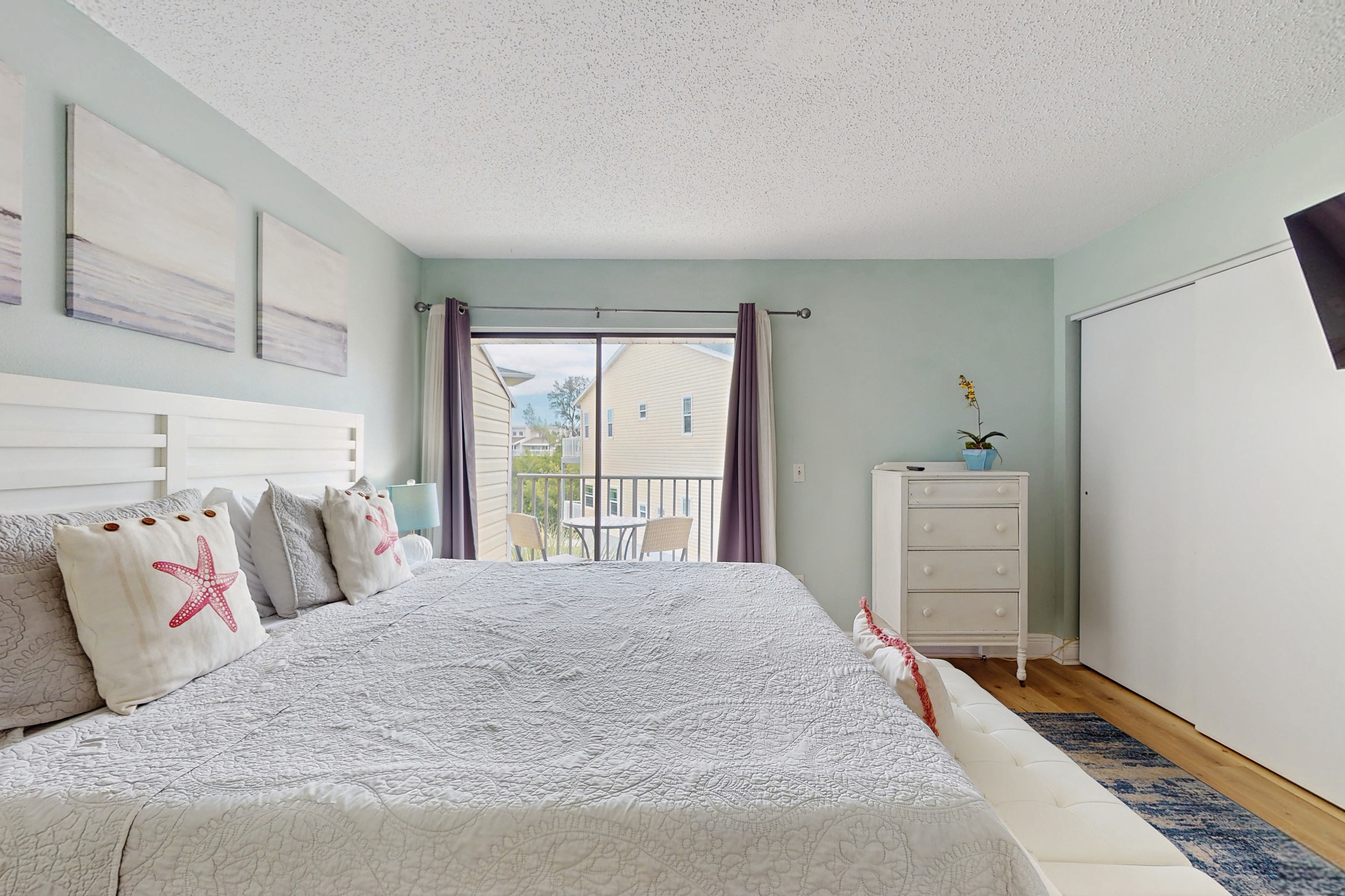 Family friendly townhome steps from the Gulf and beaches WIFI AC