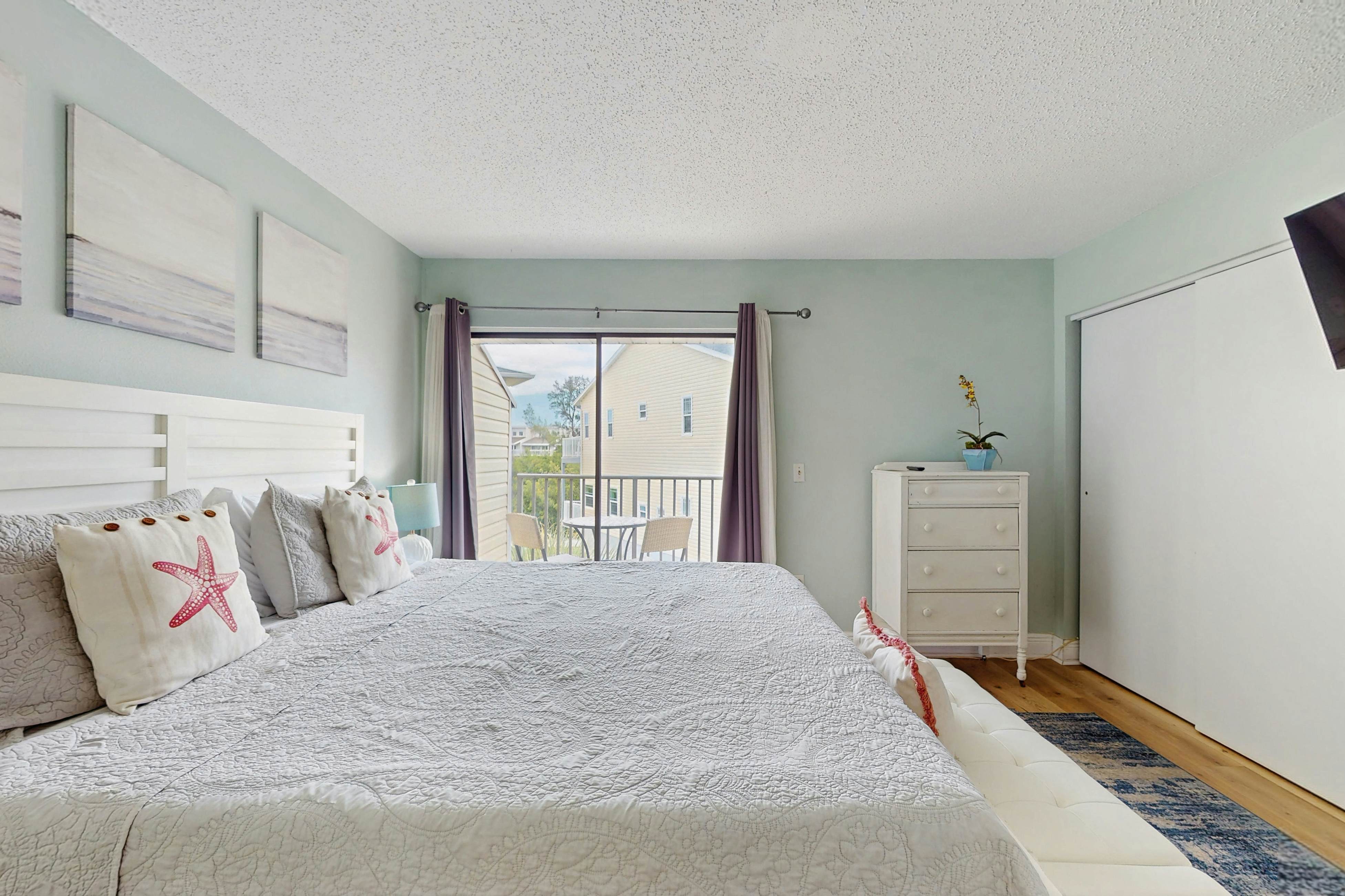 Family friendly townhome steps from the Gulf and beaches, WIFI, AC