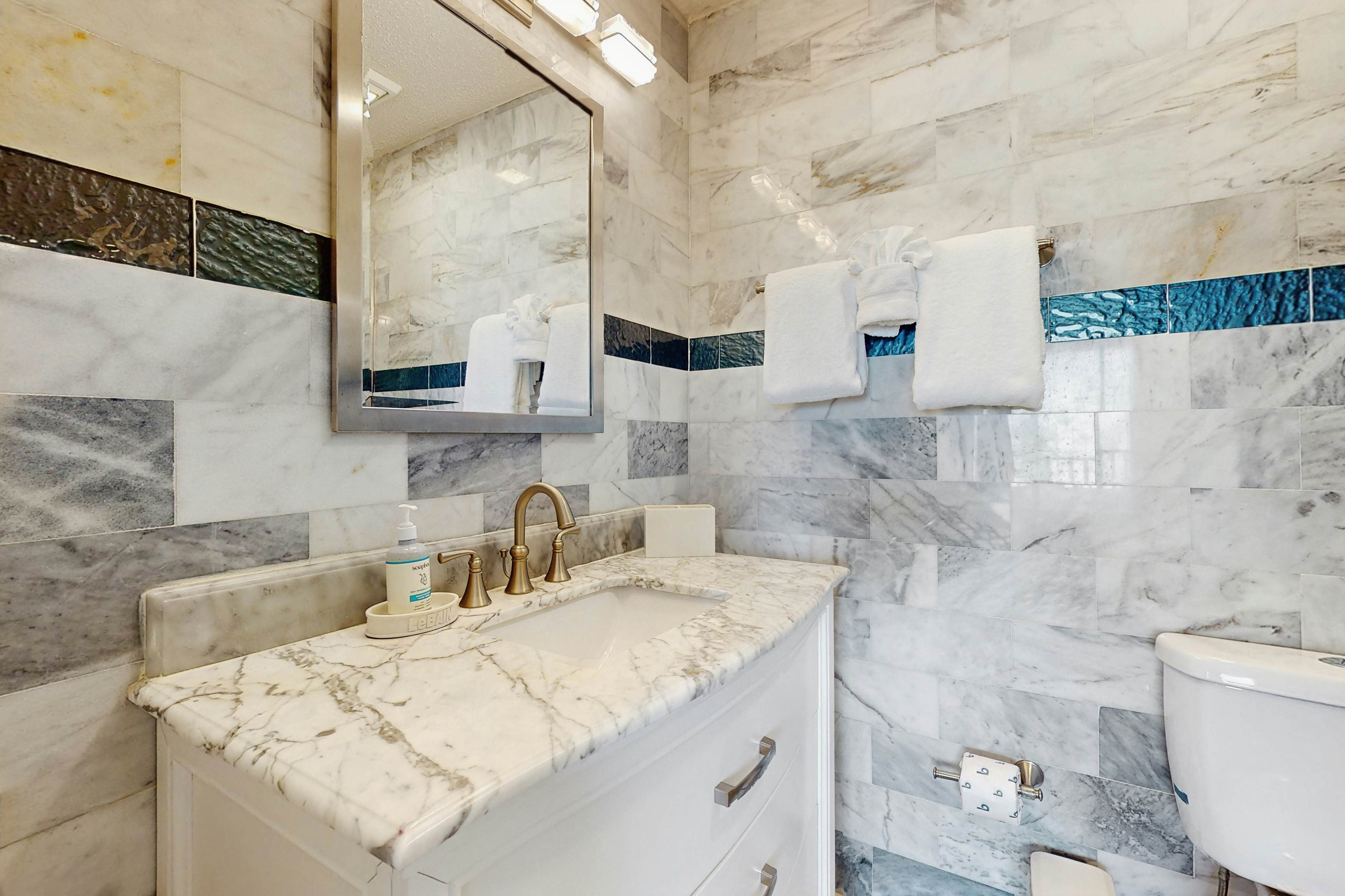 Family friendly townhome steps from the Gulf and beaches, WIFI, AC