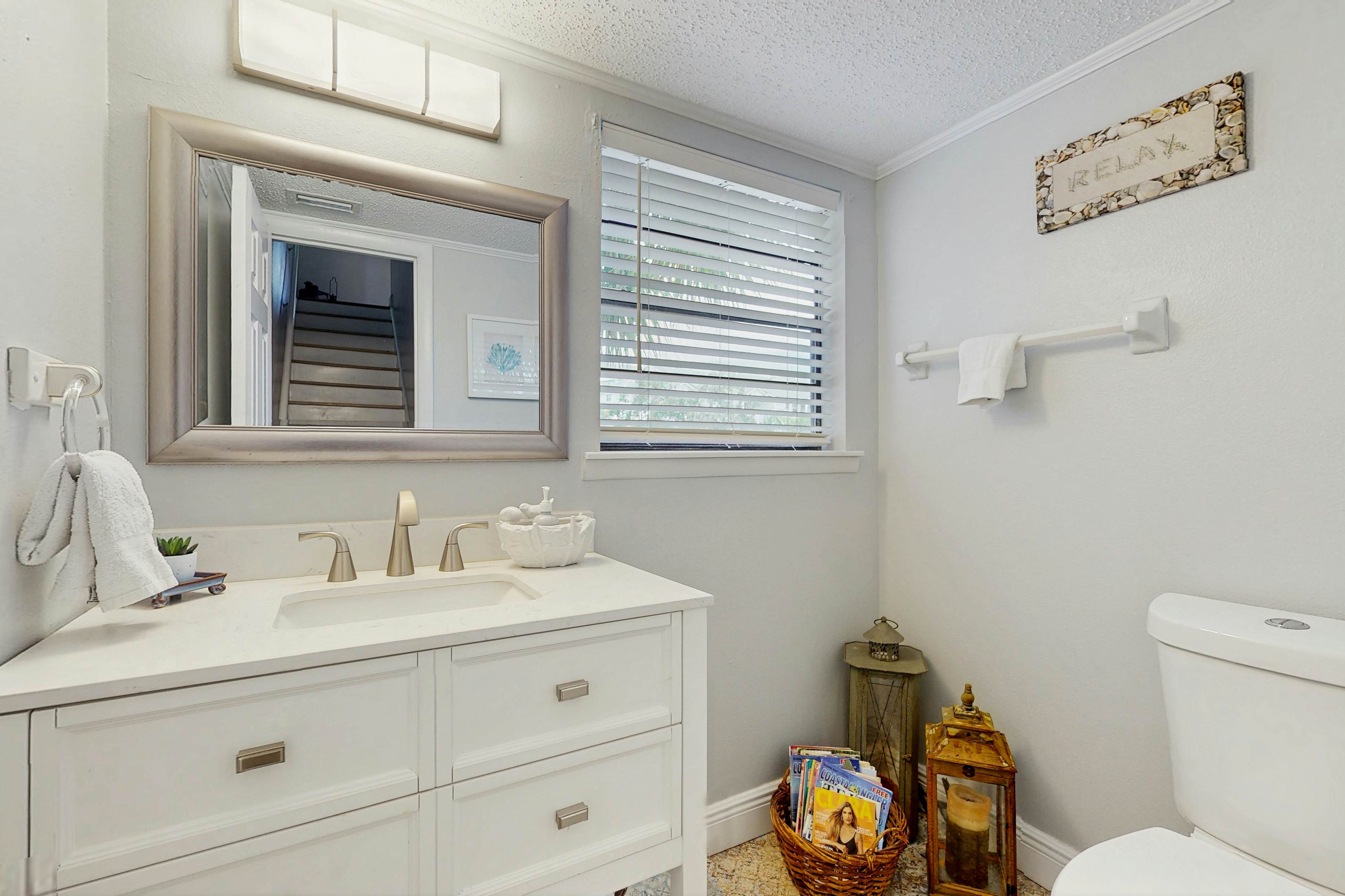 Family friendly townhome steps from the Gulf and beaches, WIFI, AC