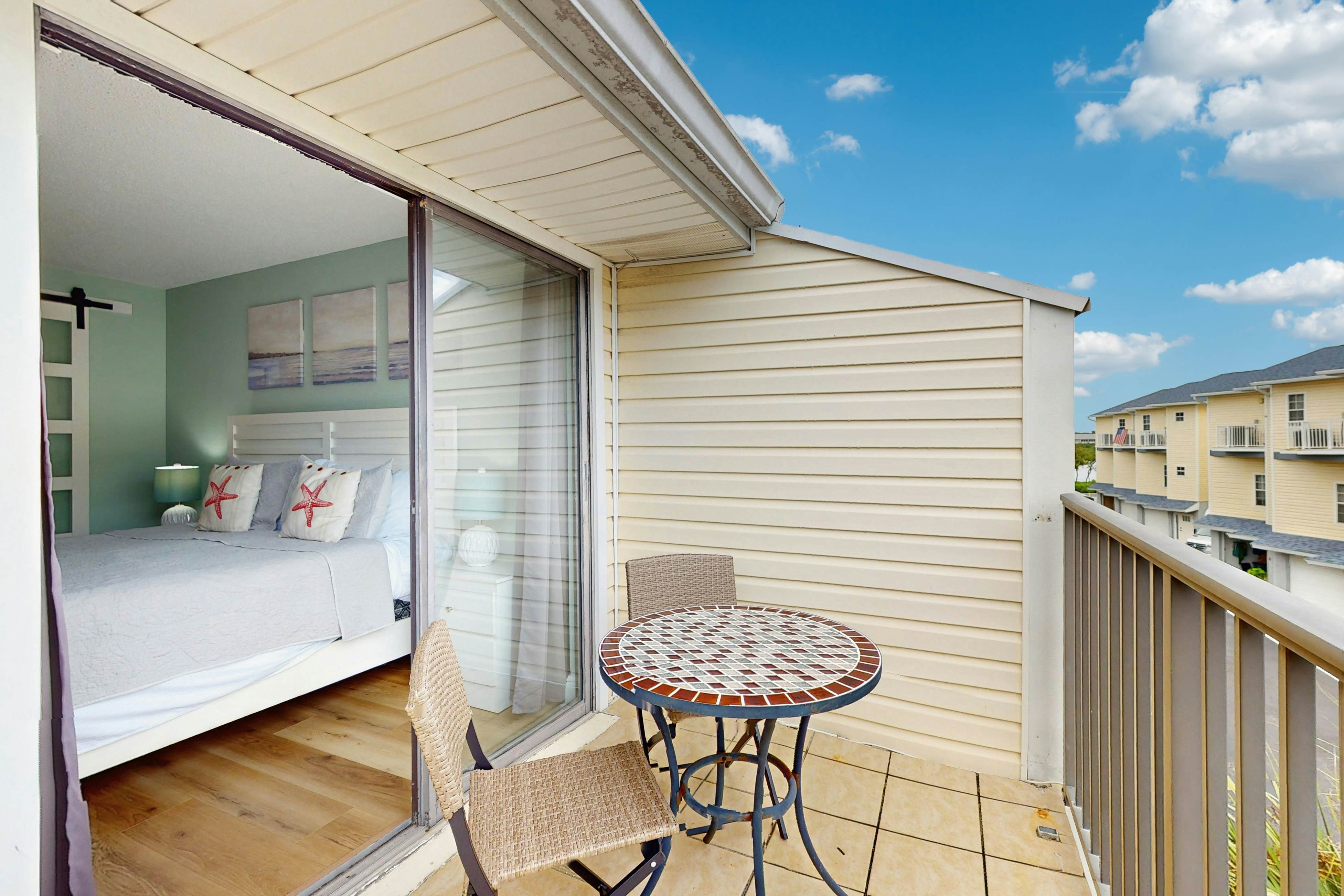 Family friendly townhome steps from the Gulf and beaches, WIFI, AC