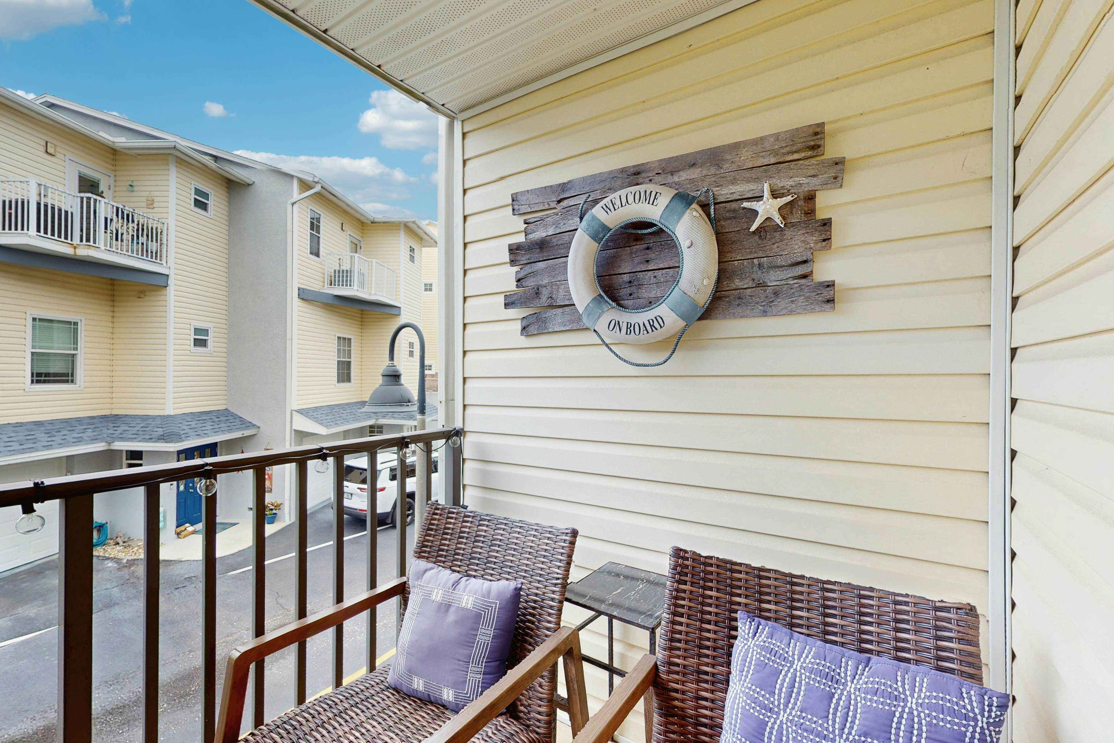 Family friendly townhome steps from the Gulf and beaches, WIFI, AC