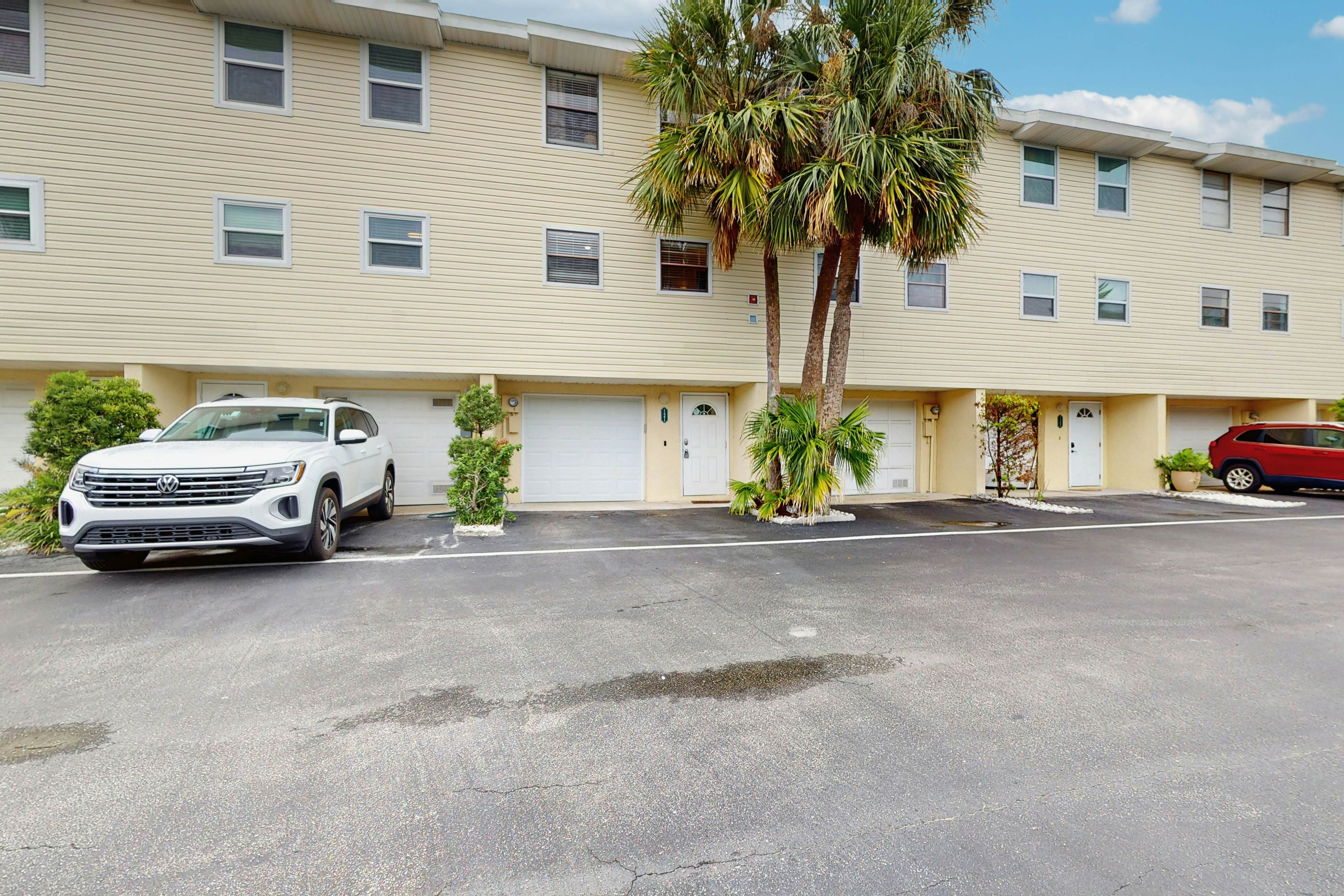 Family friendly townhome steps from the Gulf and beaches, WIFI, AC