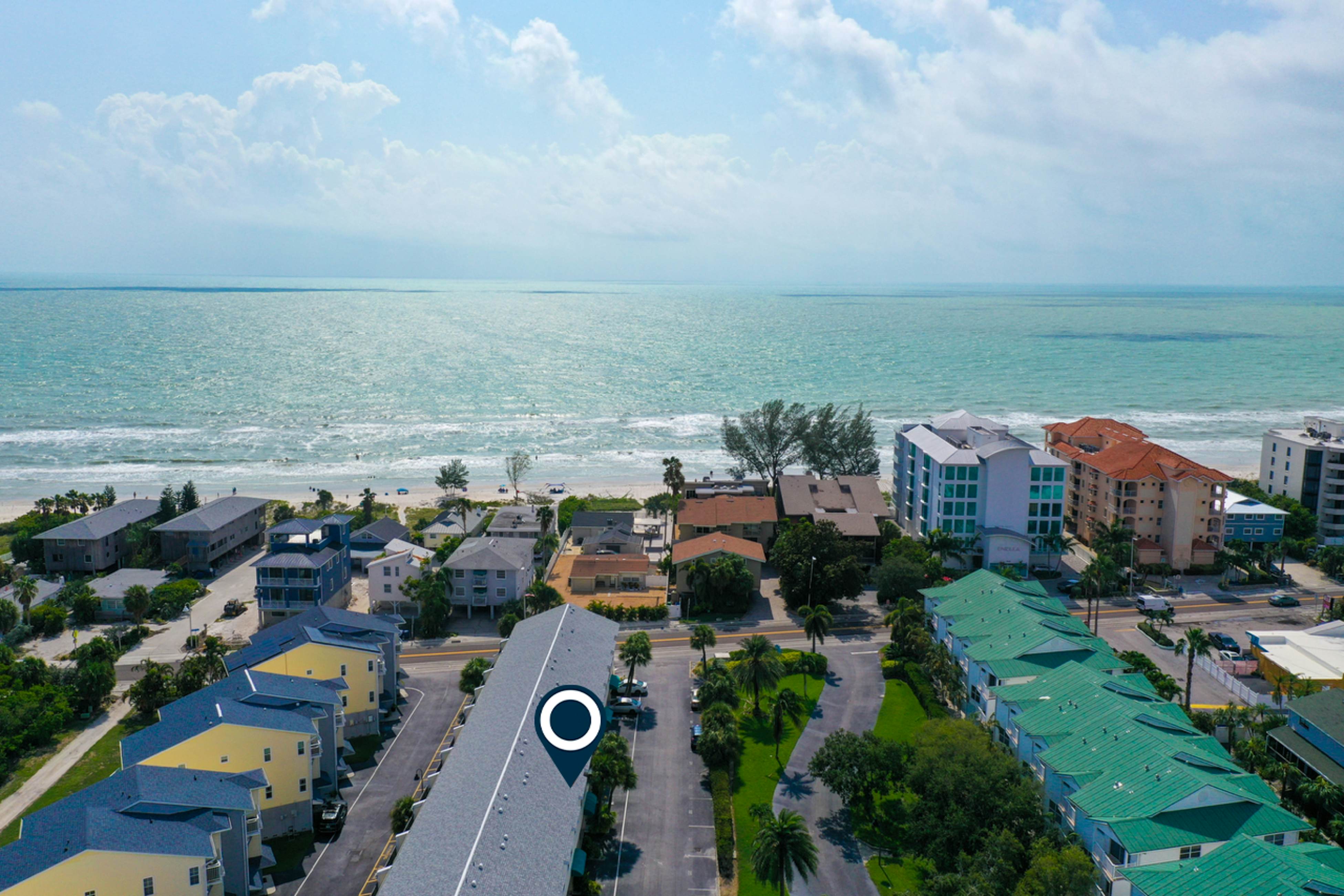 Family friendly townhome steps from the Gulf and beaches, WIFI, AC