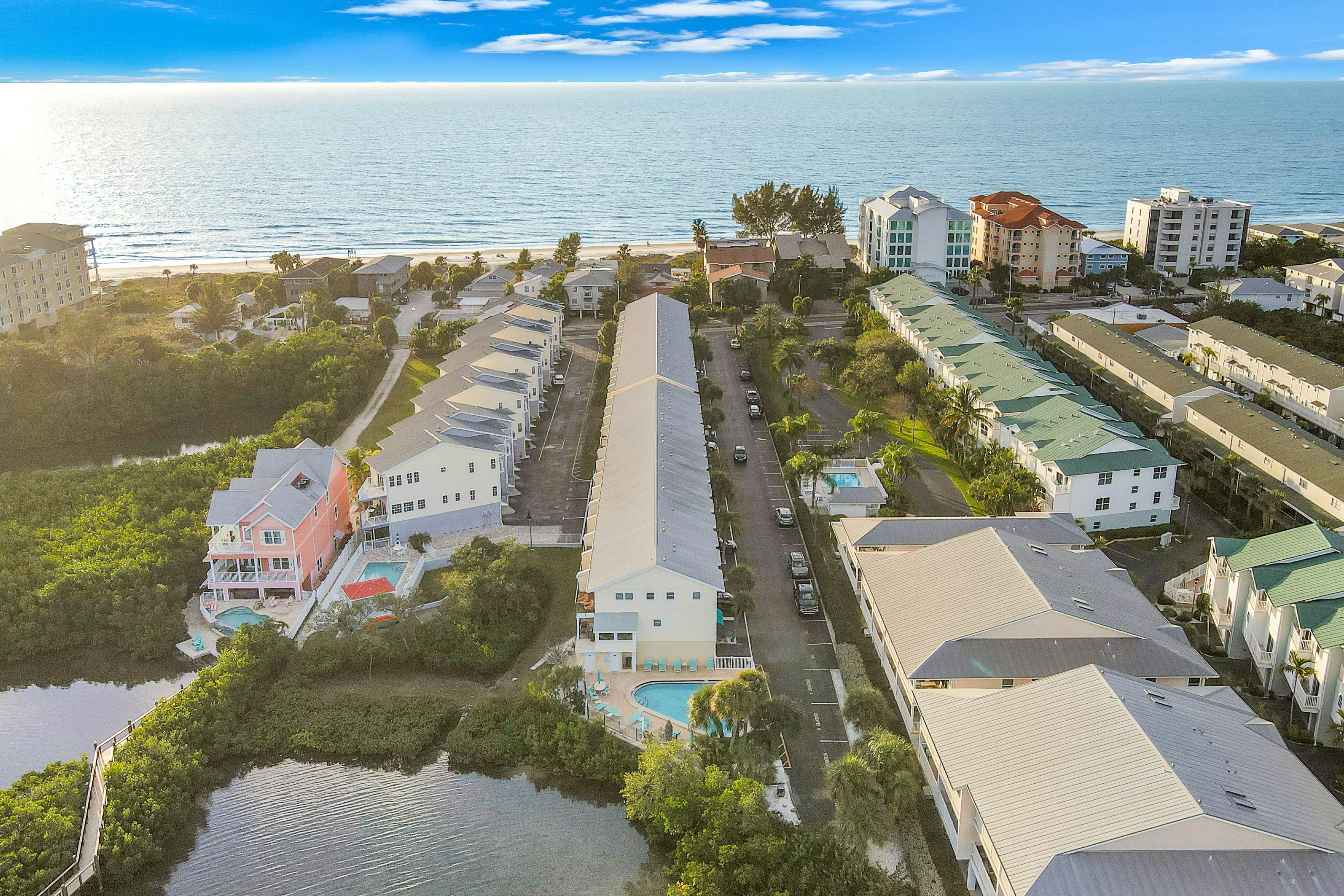 Family friendly townhome steps from the Gulf and beaches, WIFI, AC