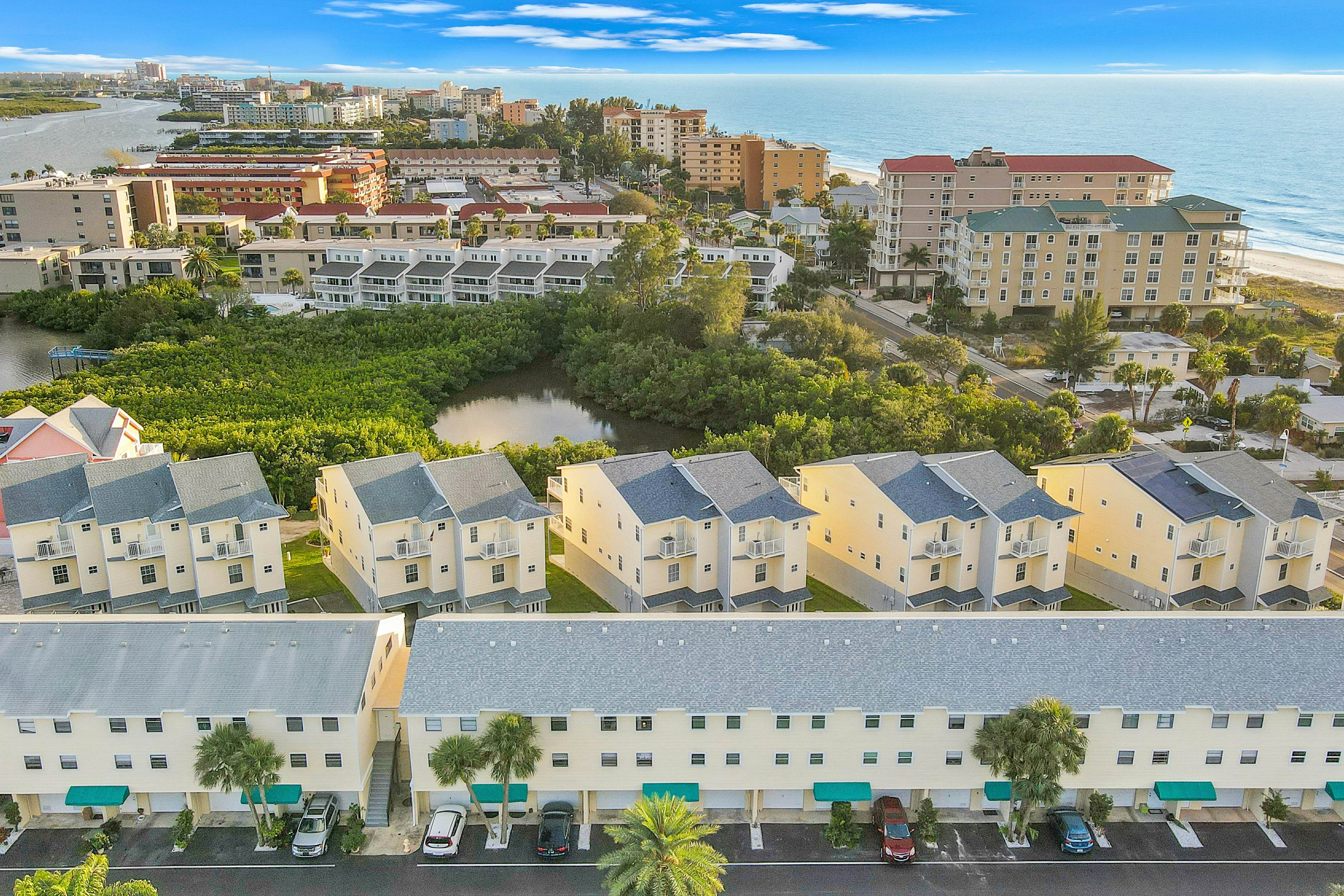 Family friendly townhome steps from the Gulf and beaches, WIFI, AC