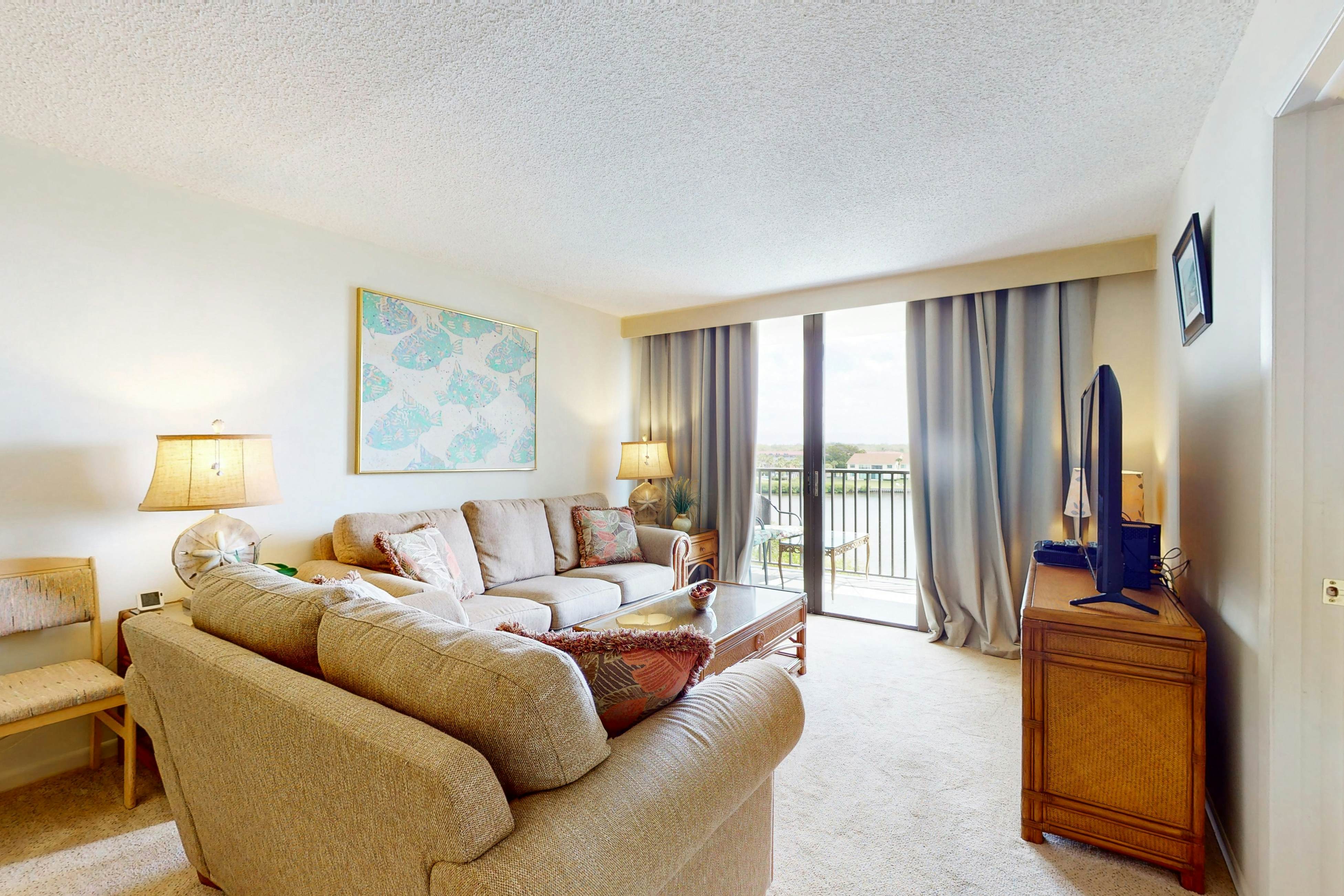Waterfront condo with pool and spa- directly across from wide beach