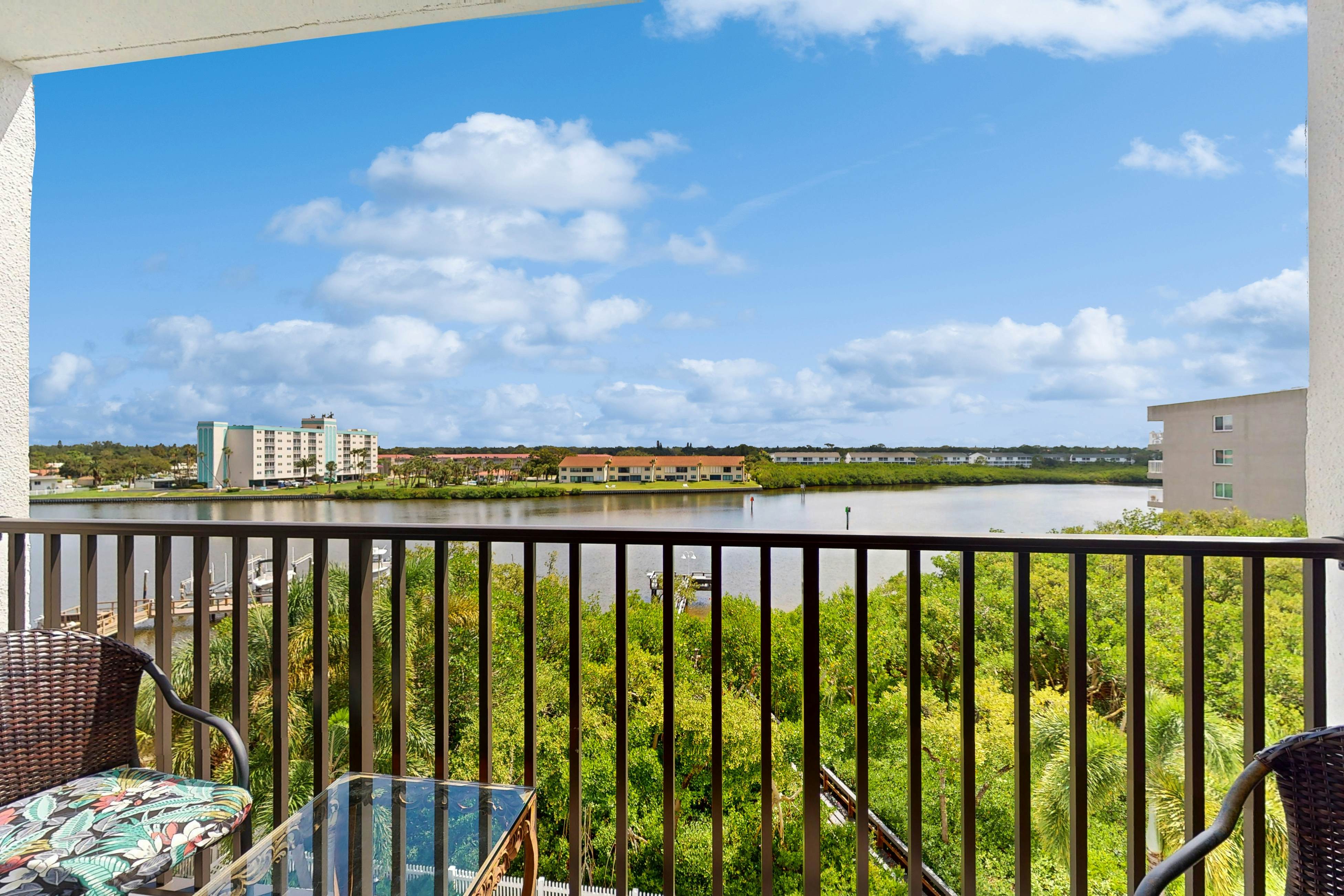 Waterfront condo with pool and spa- directly across from wide beach