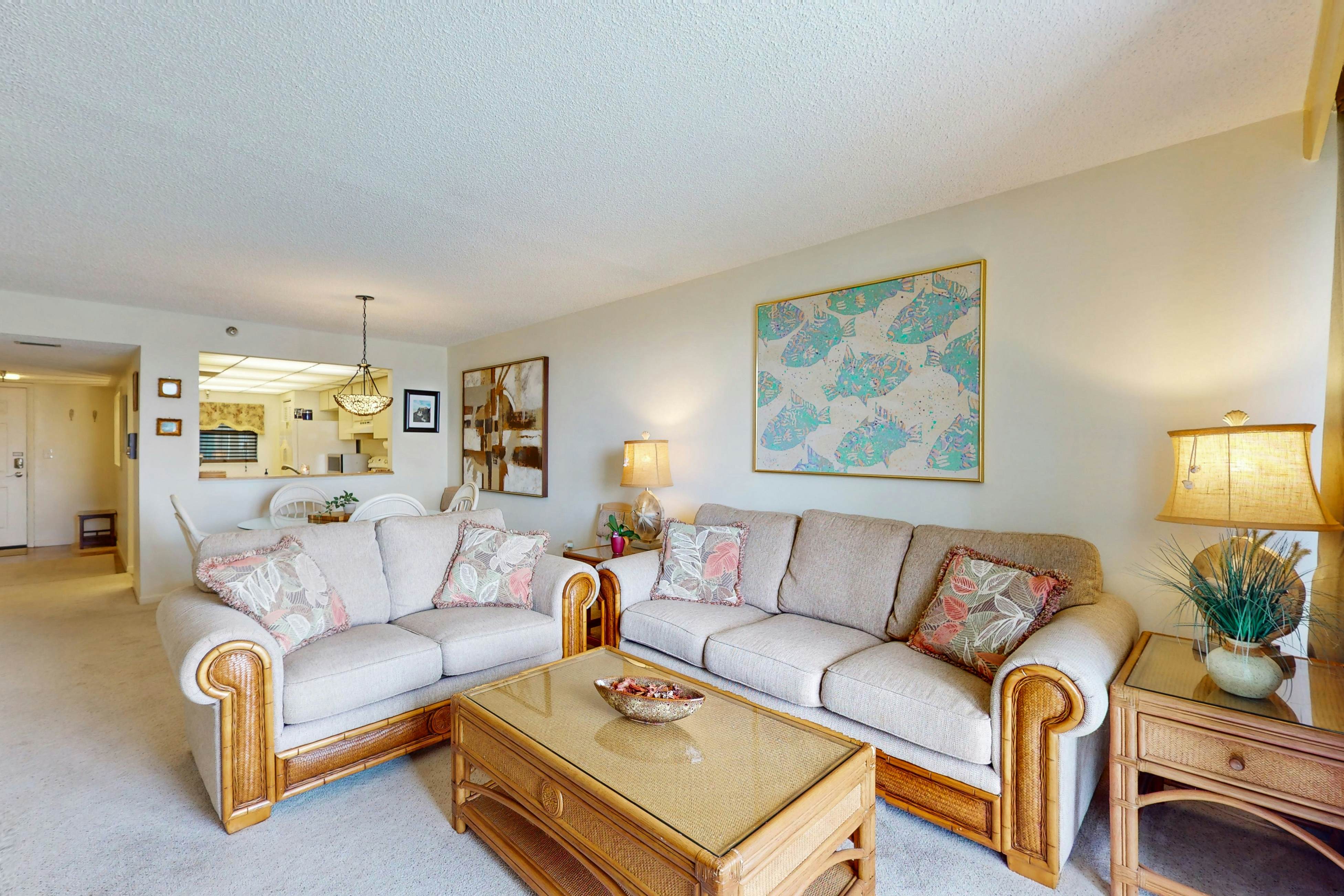 Waterfront condo with pool and spa- directly across from wide beach