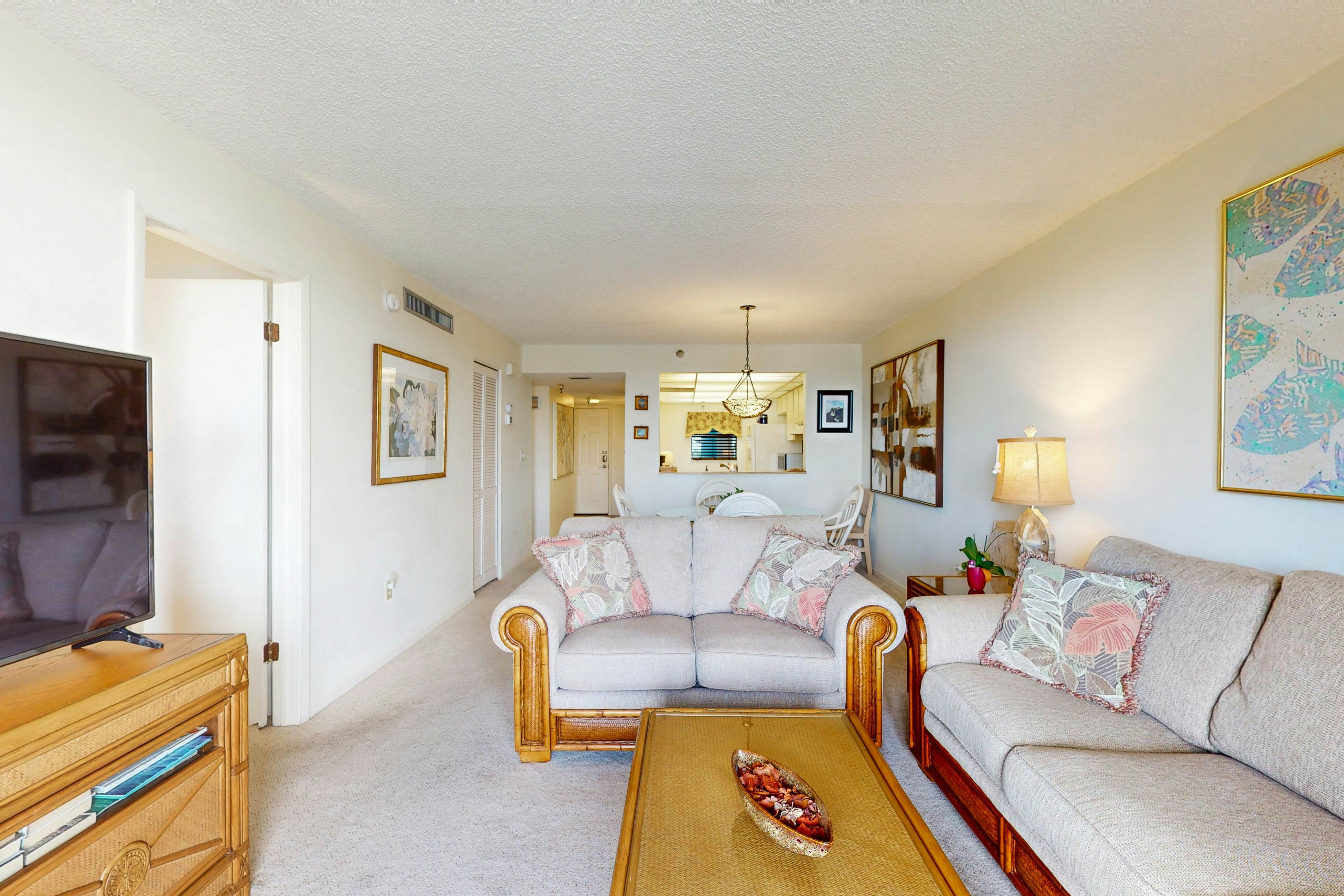 Waterfront condo with pool and spa- directly across from wide beach