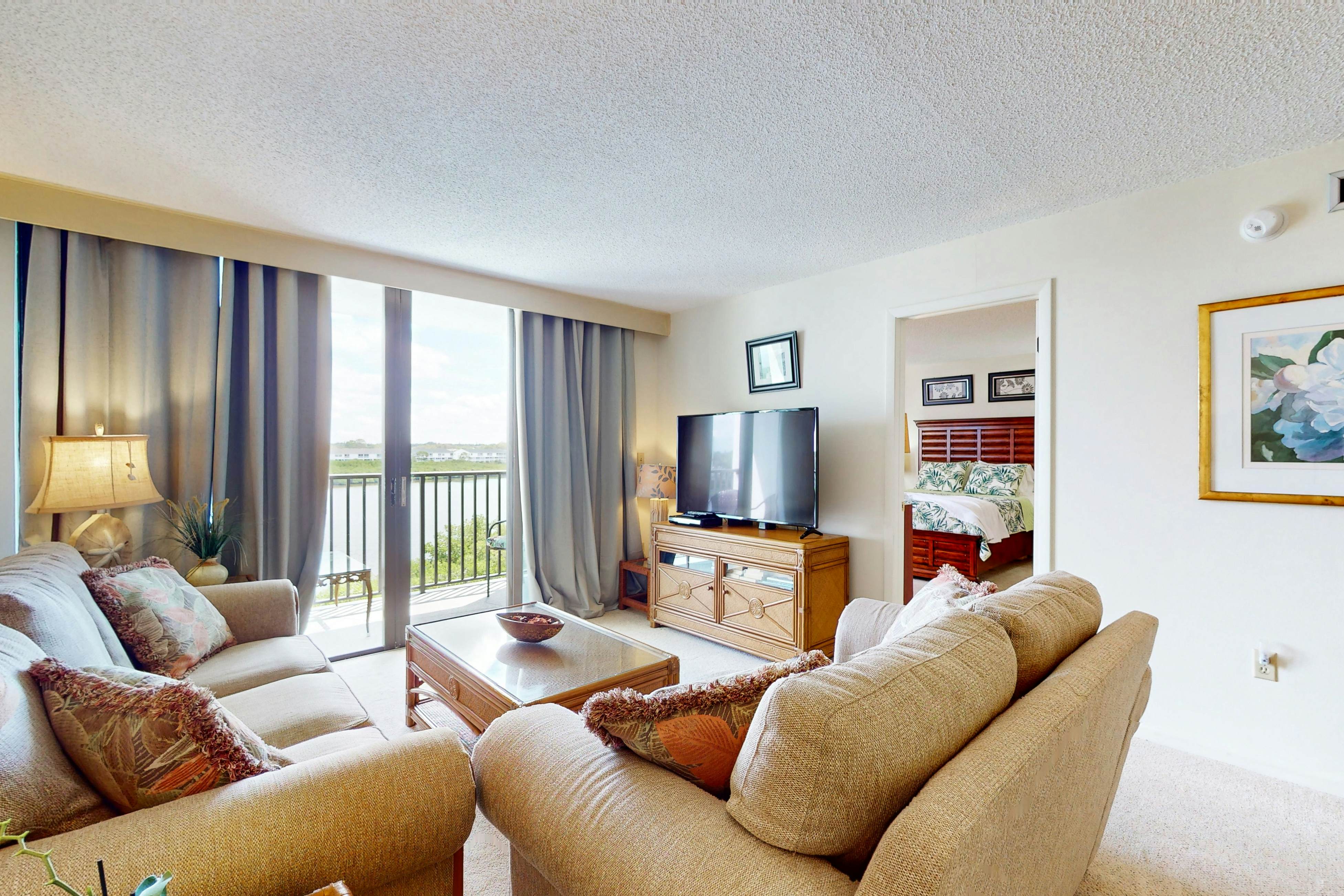 Waterfront condo with pool and spa- directly across from wide beach