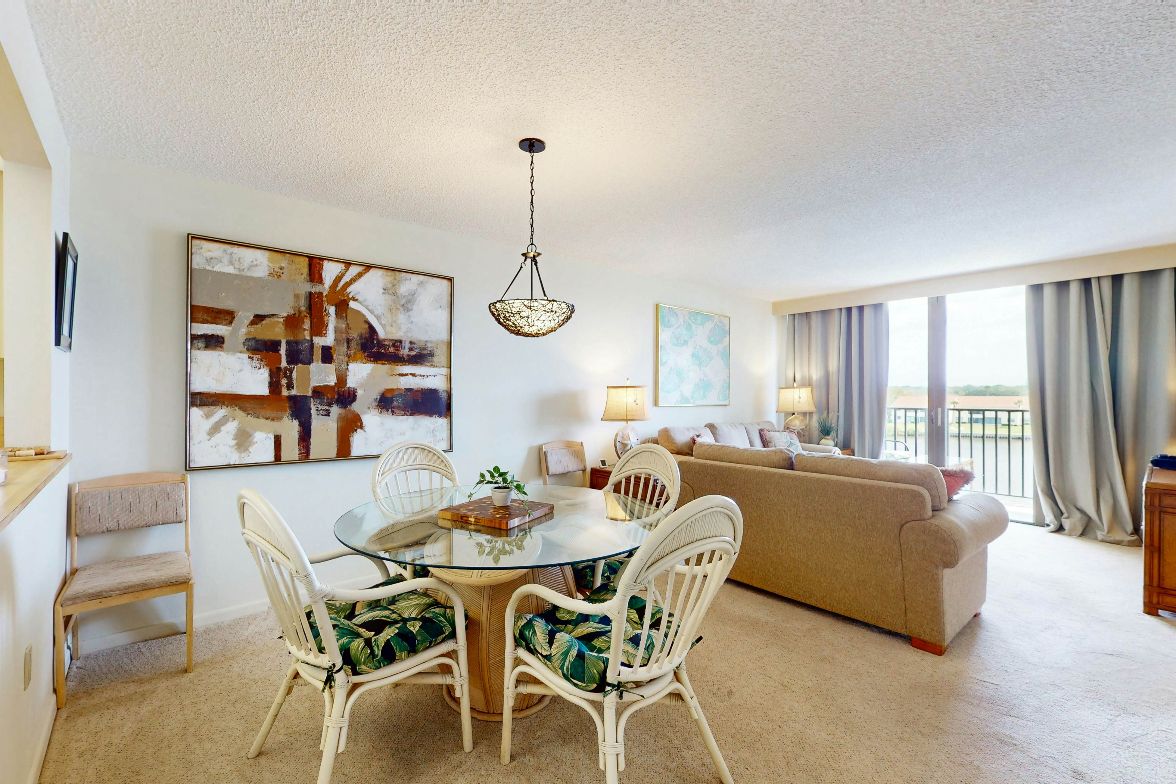 Waterfront condo with pool and spa- directly across from wide beach