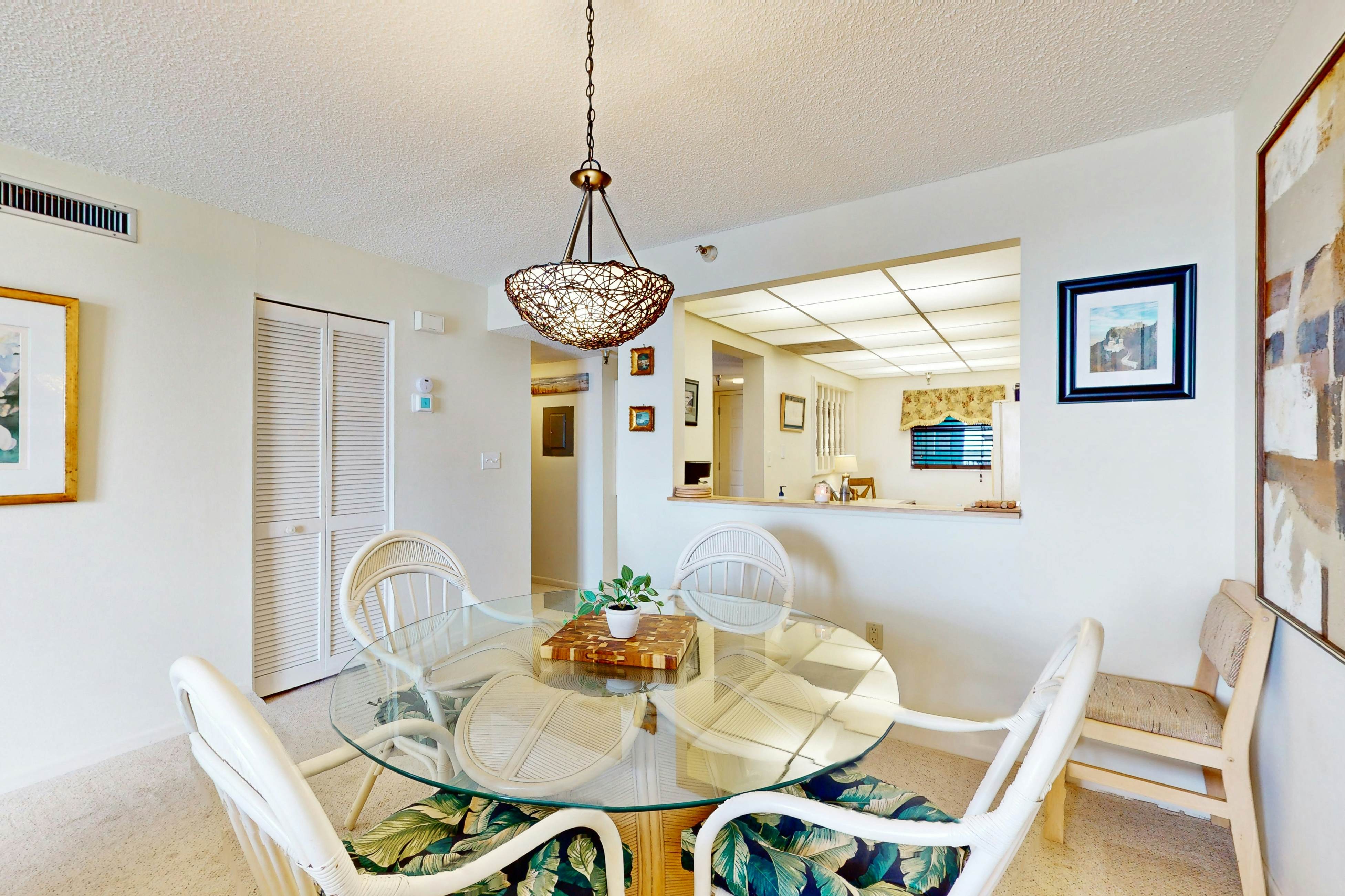 Waterfront condo with pool and spa- directly across from wide beach