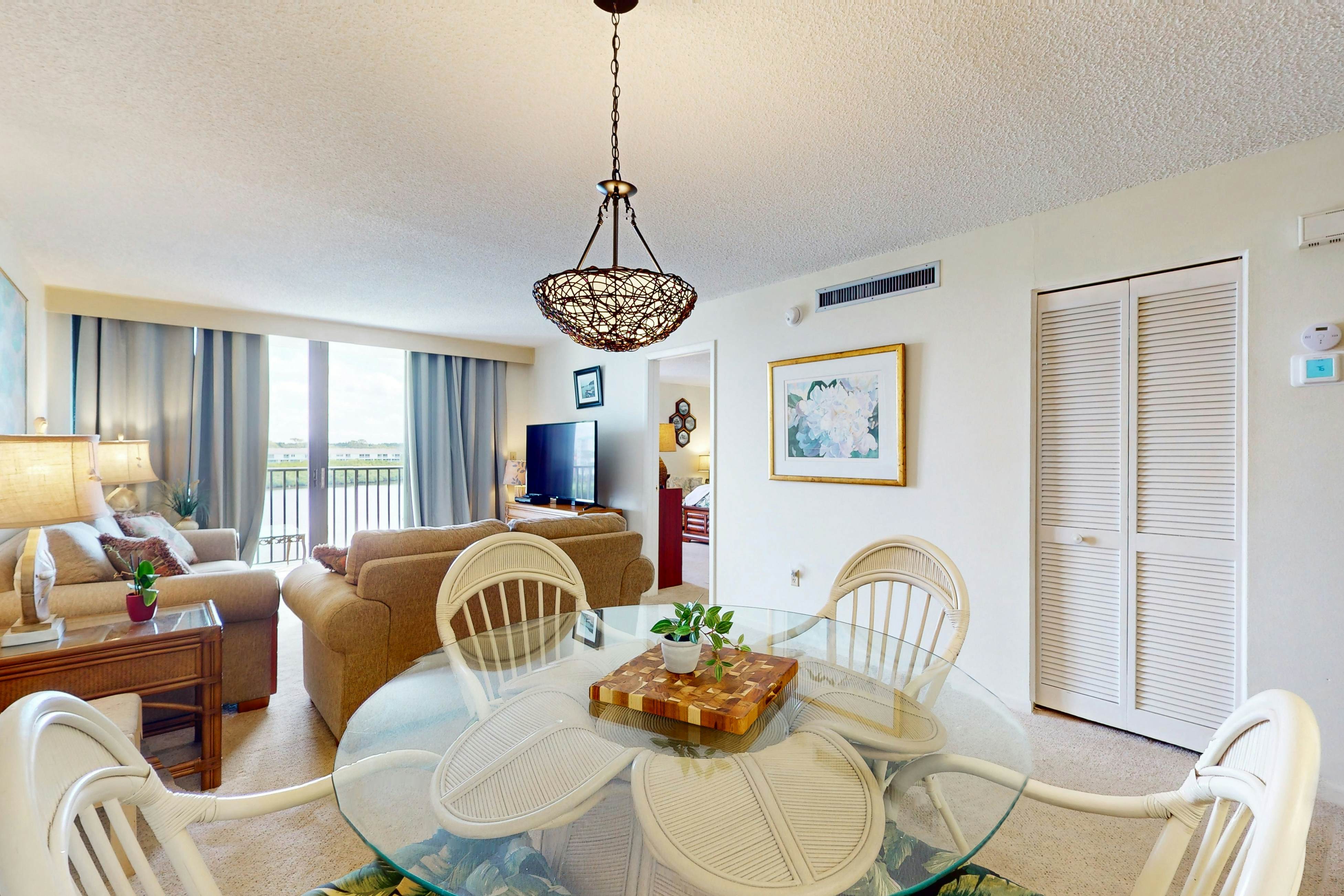 Waterfront condo with pool and spa- directly across from wide beach