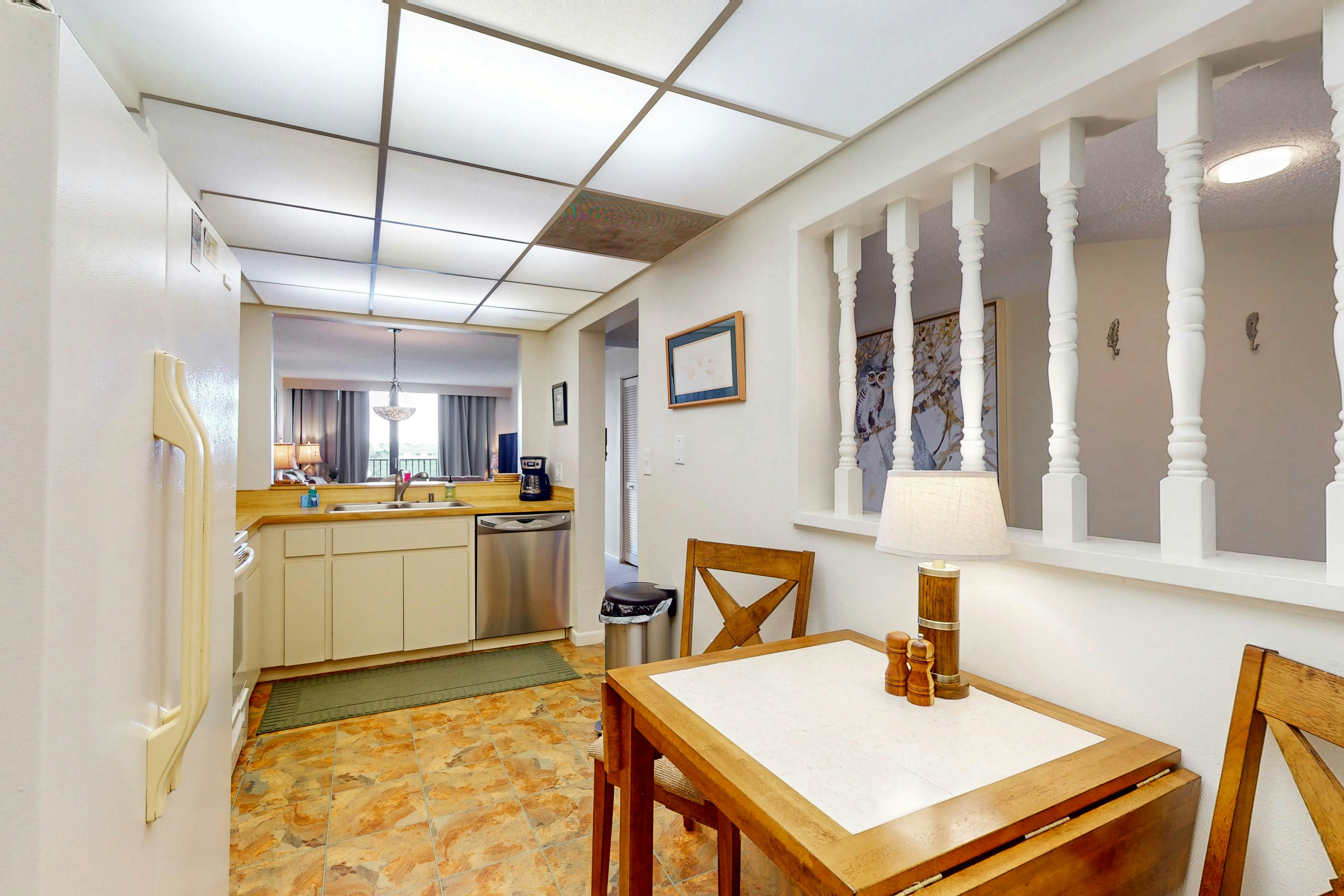 Waterfront condo with pool and spa- directly across from wide beach