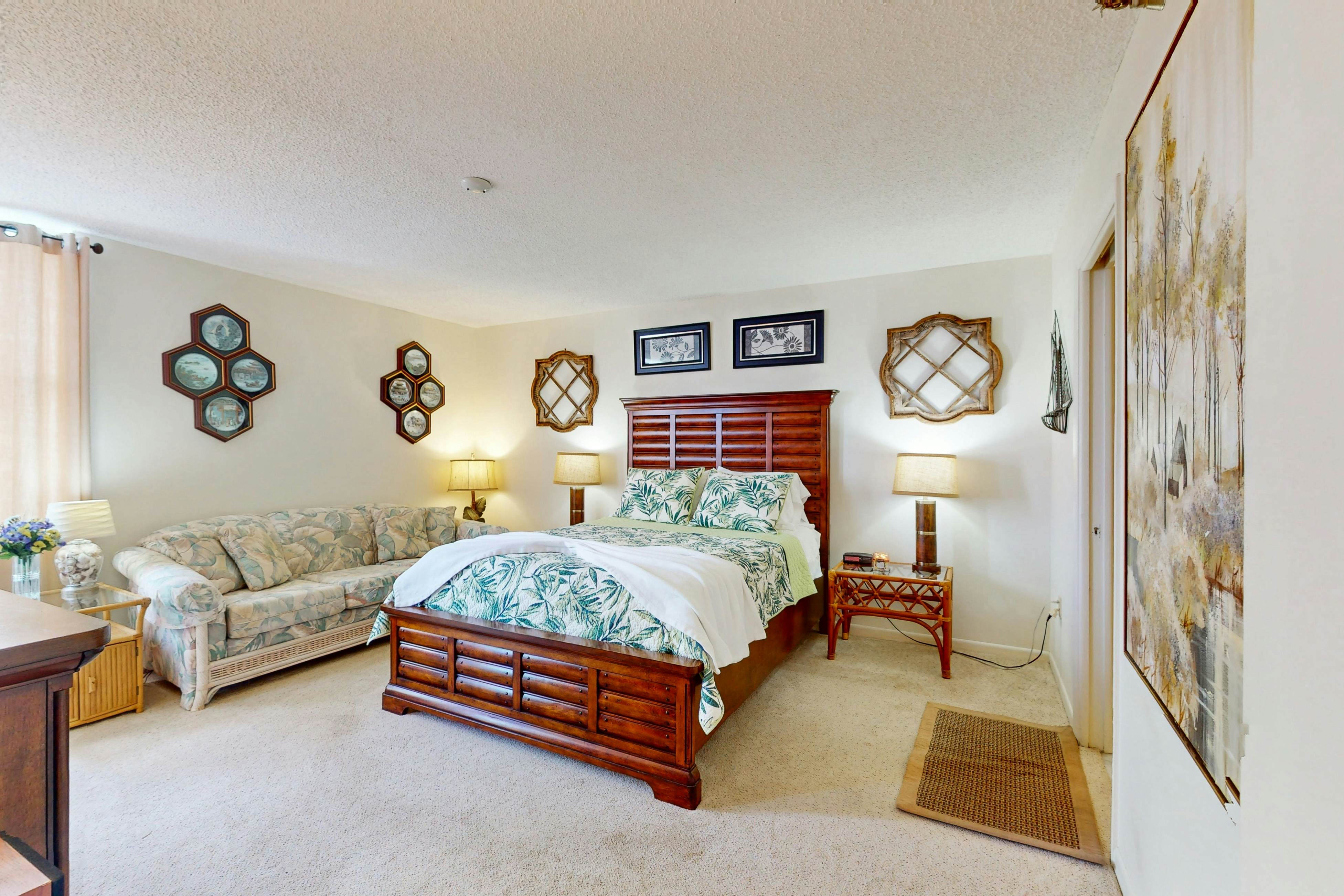 Waterfront condo with pool and spa- directly across from wide beach