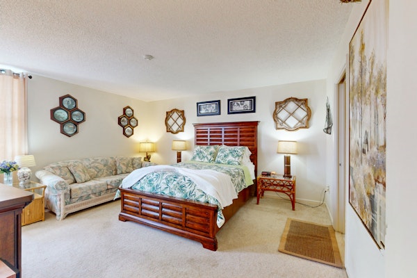 Waterfront condo with pool and spa directly across from wide beach