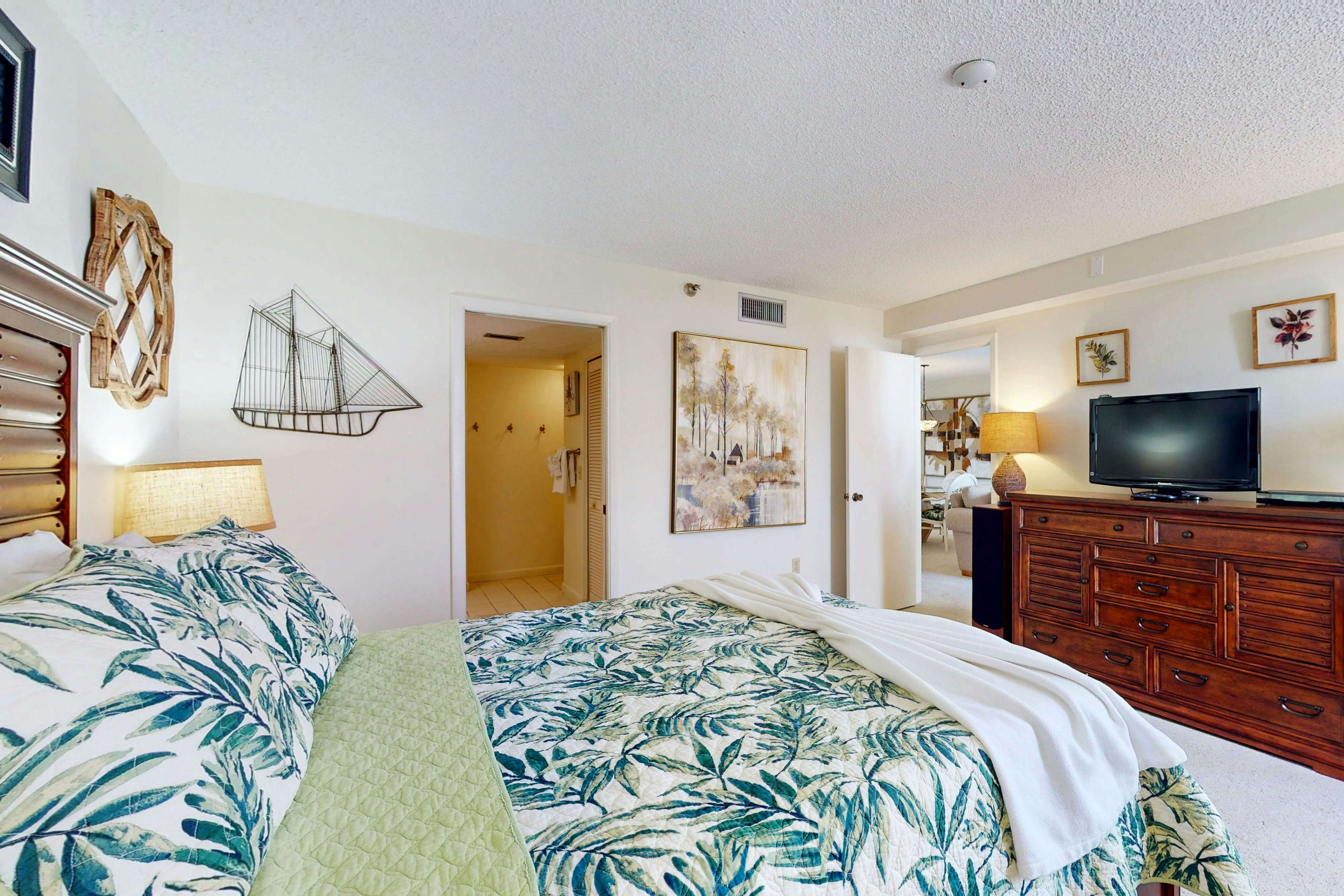 Waterfront condo with pool and spa- directly across from wide beach