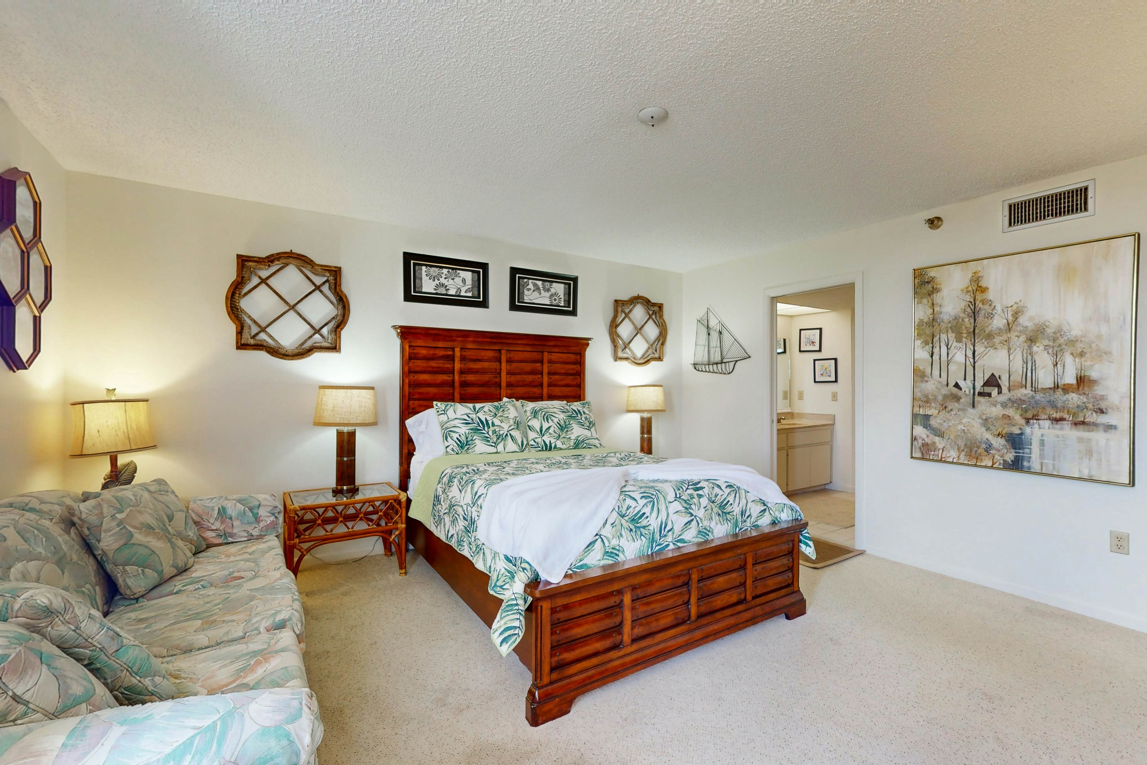 Waterfront condo with pool and spa- directly across from wide beach