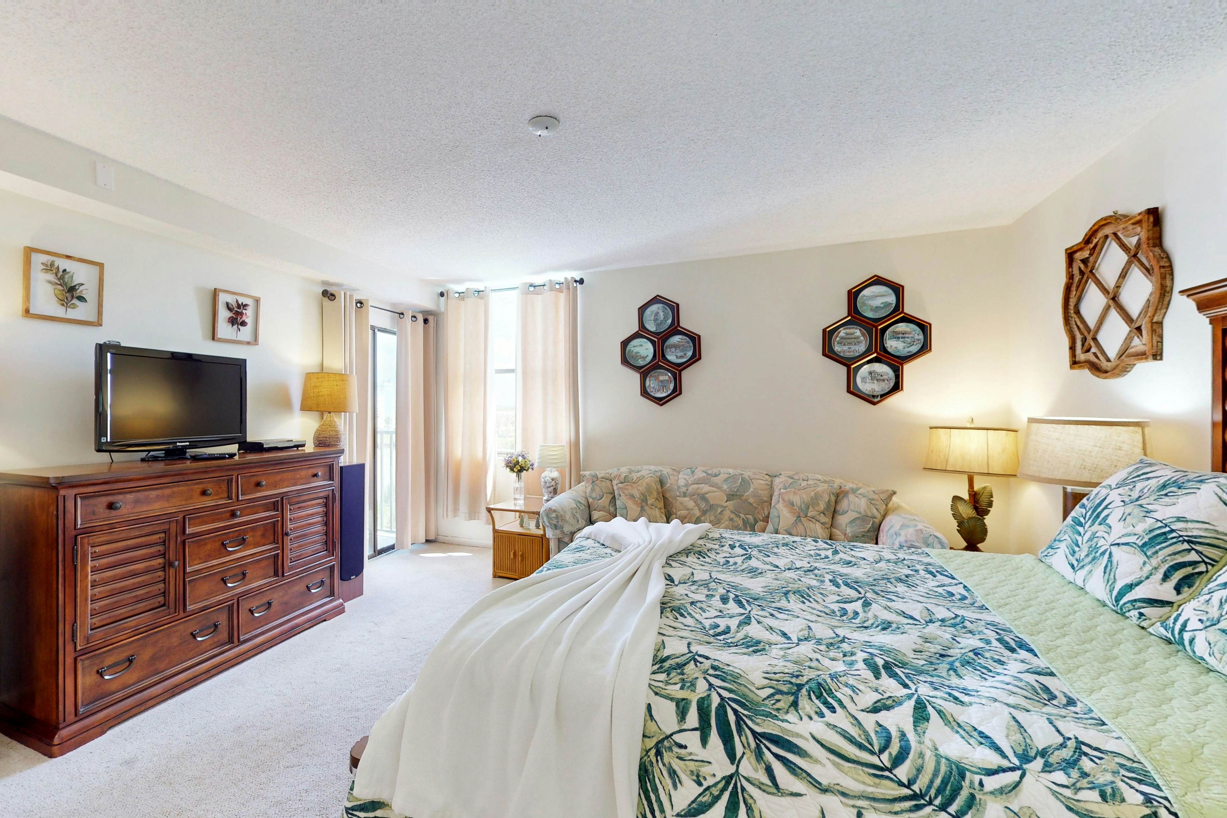 Waterfront condo with pool and spa- directly across from wide beach