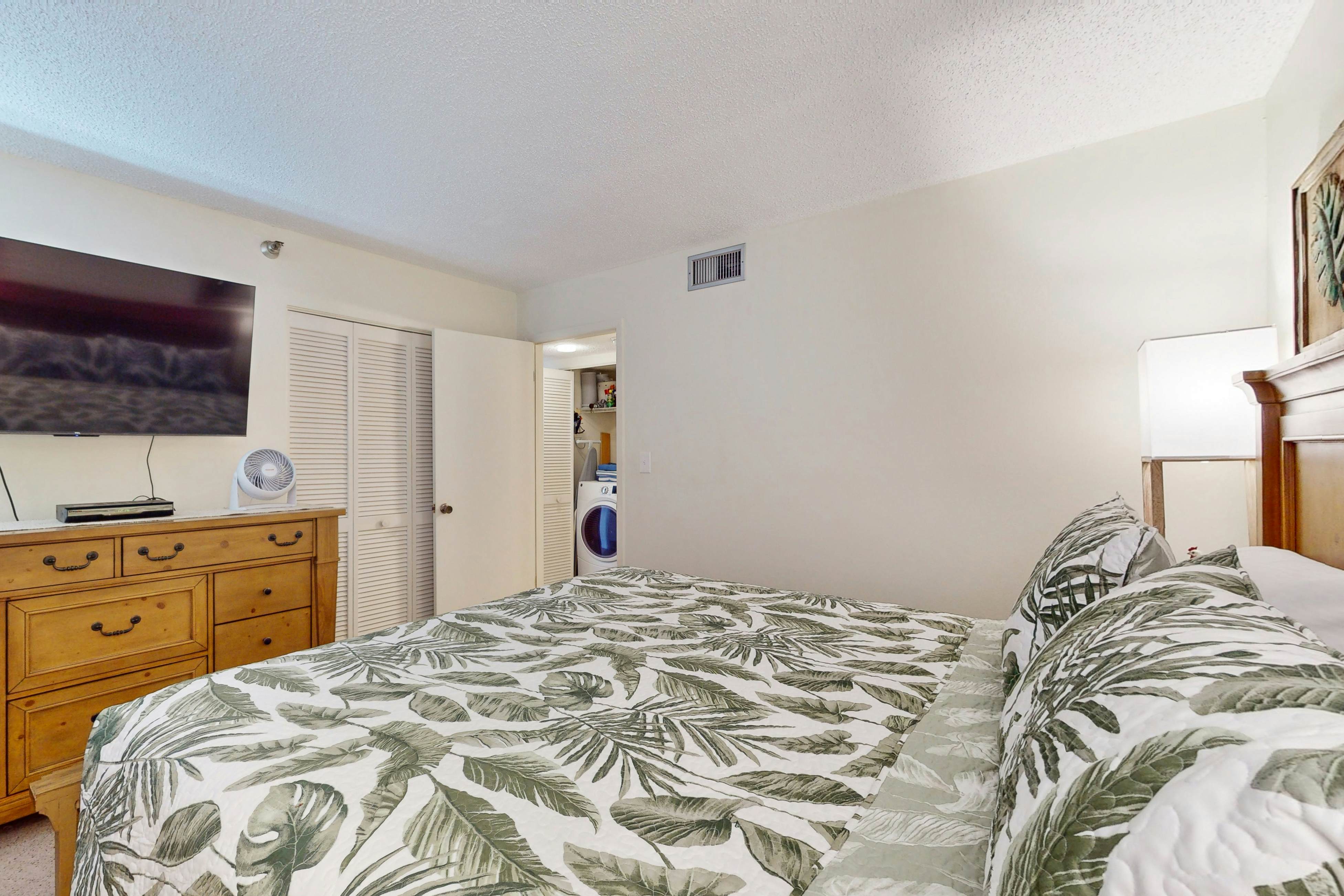 Waterfront condo with pool and spa- directly across from wide beach