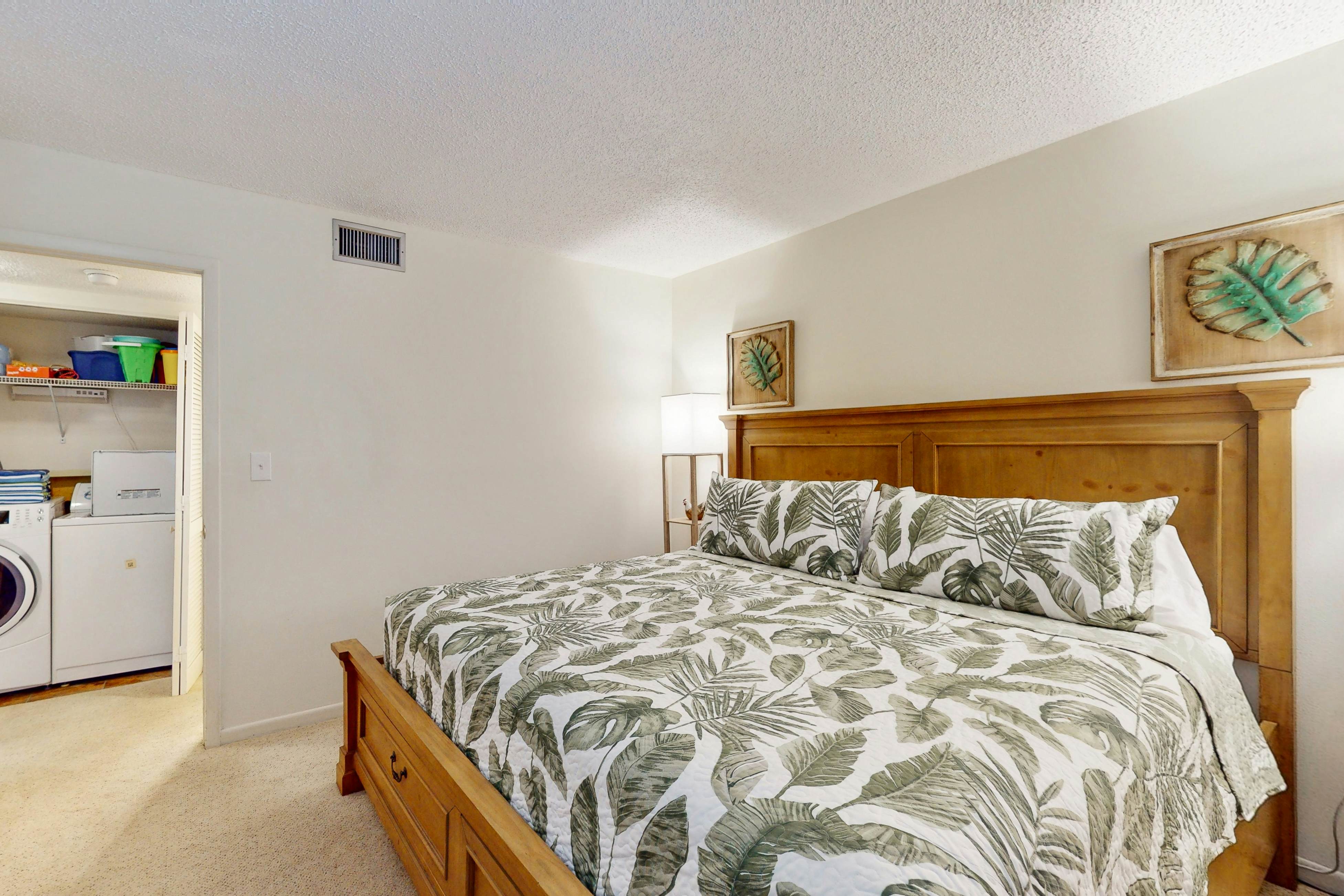 Waterfront condo with pool and spa- directly across from wide beach