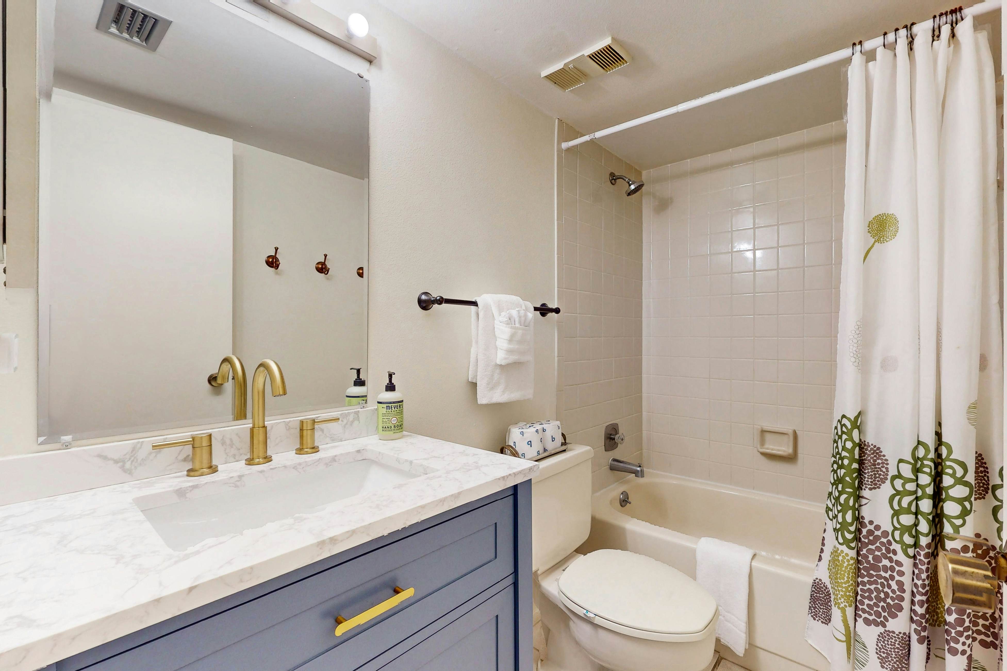 Waterfront condo with pool and spa- directly across from wide beach