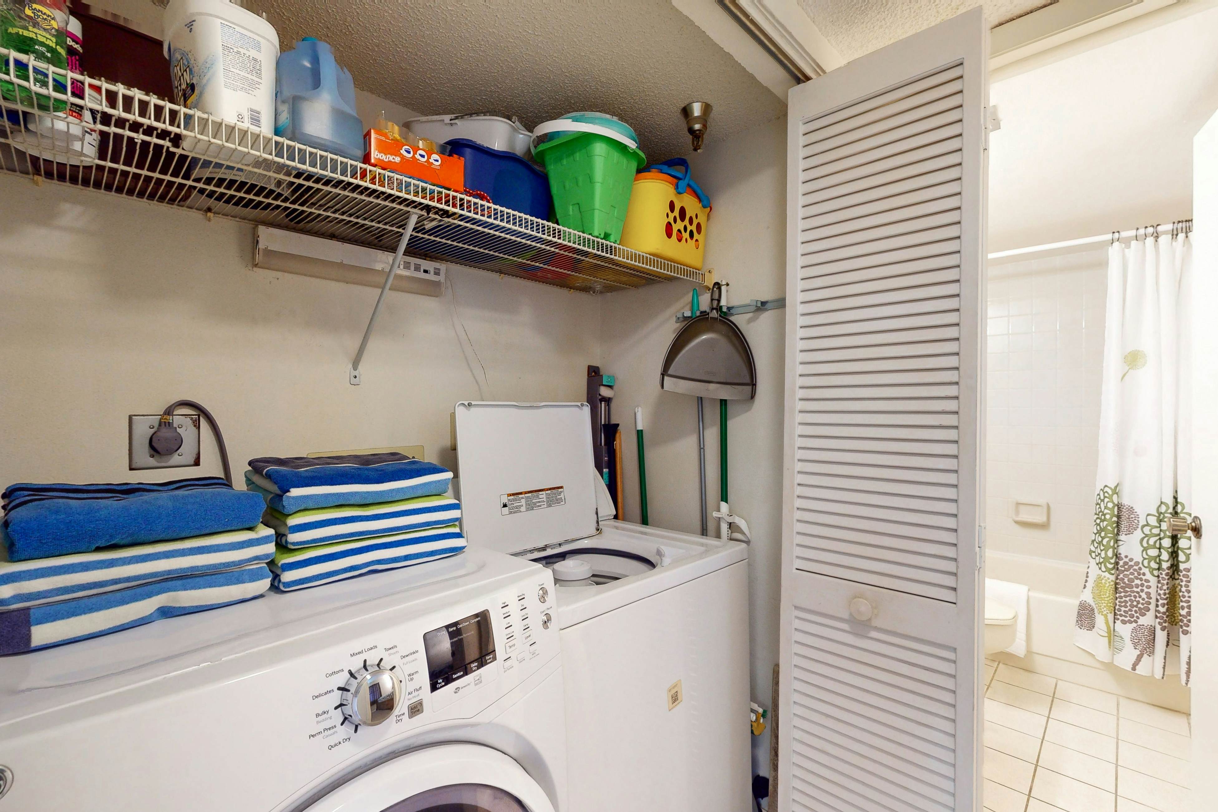 Waterfront condo with pool and spa- directly across from wide beach