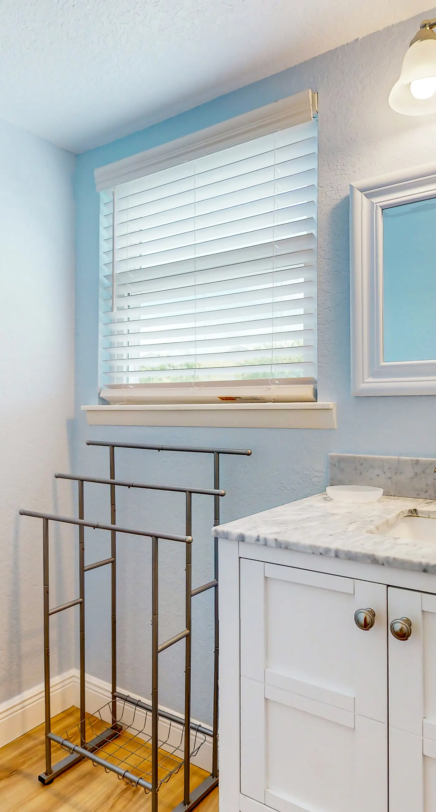 Flip Flops and Fun Furnished Balcony Bay View Pool Across from Beach
