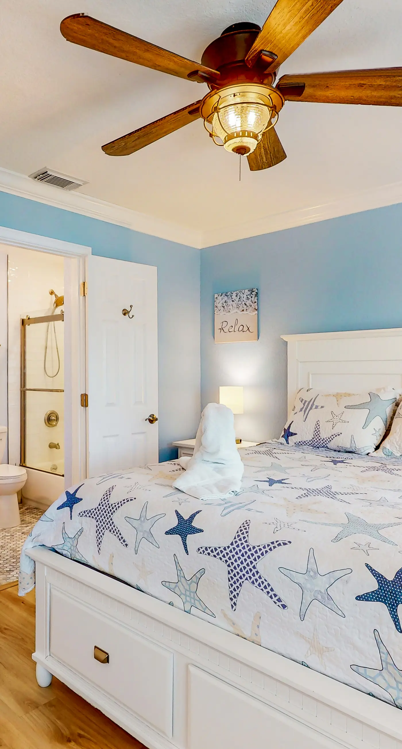 Flip Flops and Fun Furnished Balcony Bay View Pool Across from Beach