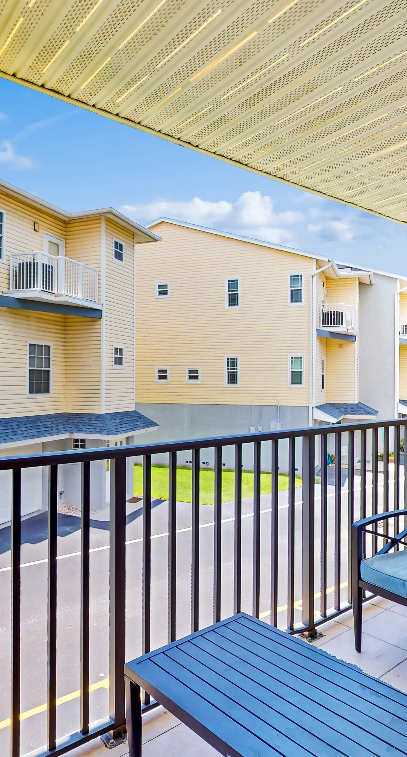 Flip Flops and Fun Furnished Balcony Bay View Pool Across from Beach