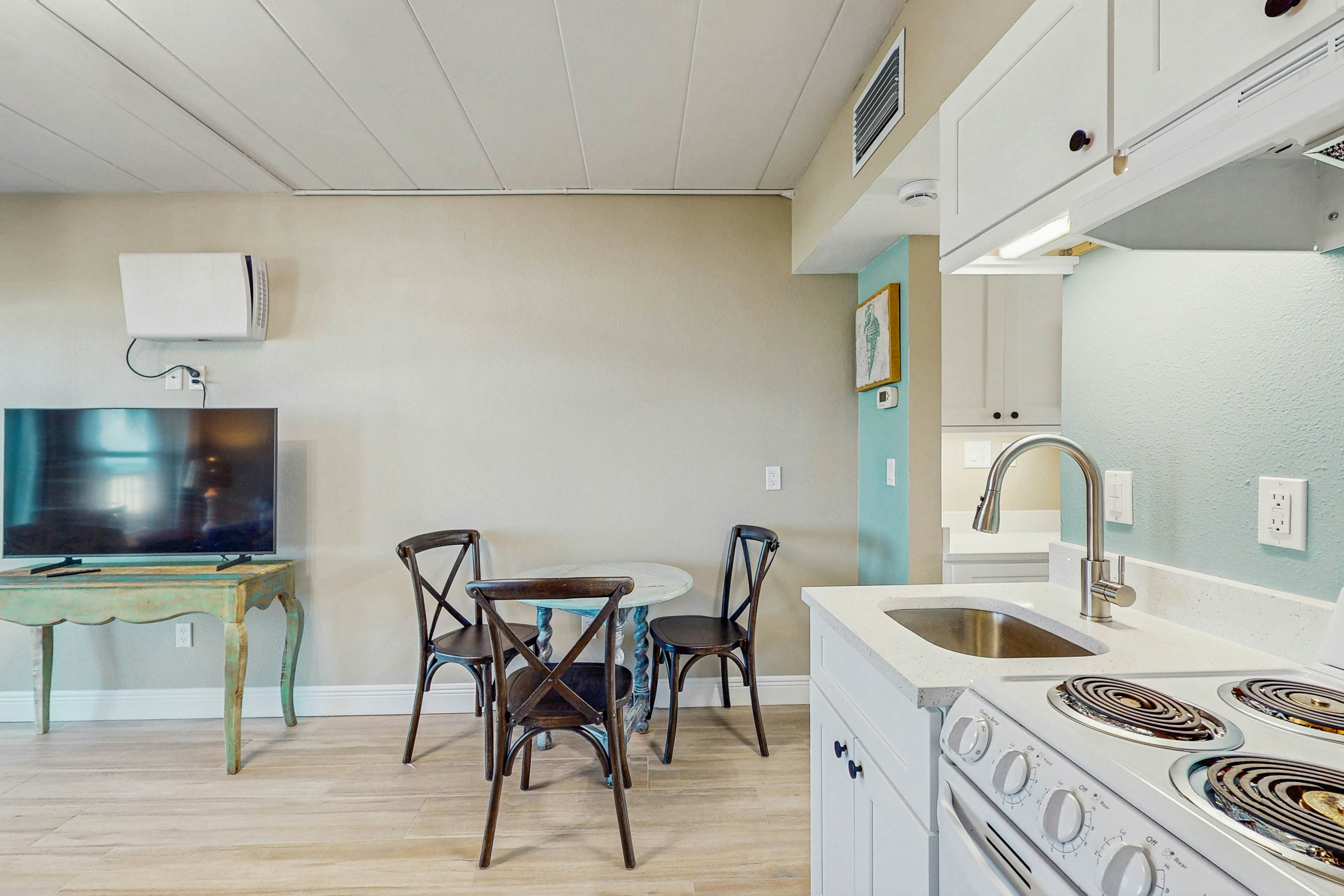 Beachfront condo on ground floor with full kitchen & central AC