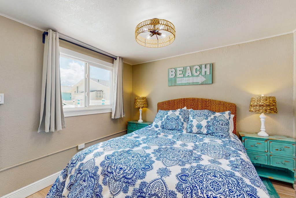 Beachfront condo on ground floor with full kitchen and central AC