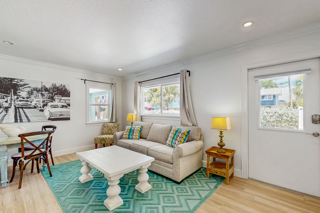 Spacious Gulf side condo beach access full kitchen and central AC